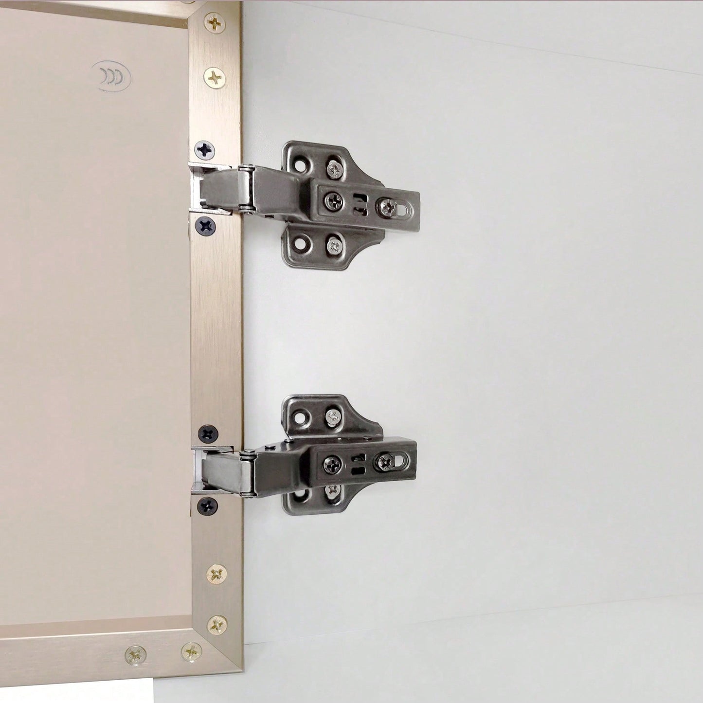 Couchtisch, Beistelltisch mit Tür aus gehärtetem Glas, Schubladen mit Wellenstruktur, goldenen Griffen und Beinen, Tischplatte mit Marmorstruktur.