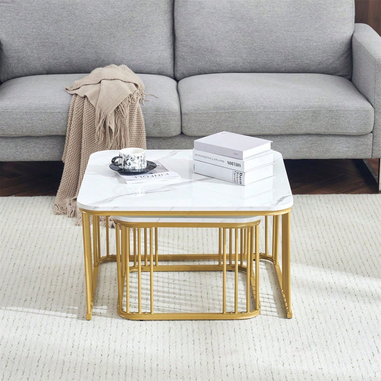 2er Set quadratische Hochglanz-Marmoroptik-Couchtische, ineinander schiebbare Tische mit goldenen Beinen, 70x70x45cm und 50x50x36,5cm, vielseitig einsetzbar
