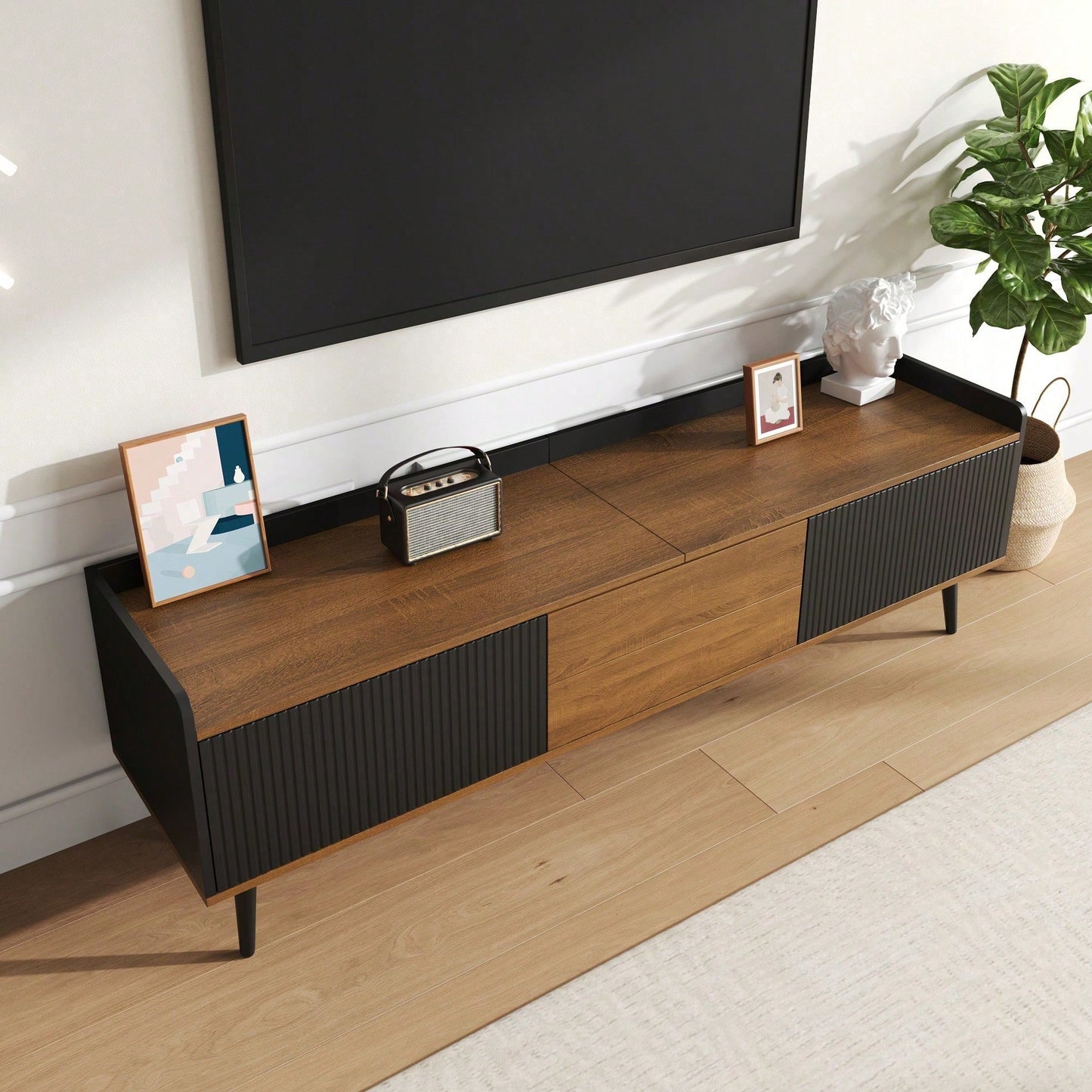 TV-Schrank 160*39*49,5 cm - Dreitüriger Unterschrank in Schwarz/Holzoptik - Kompaktes TV-Möbel mit natürlichem Finish - Stilvolles Lowboard für Wohnzimmer