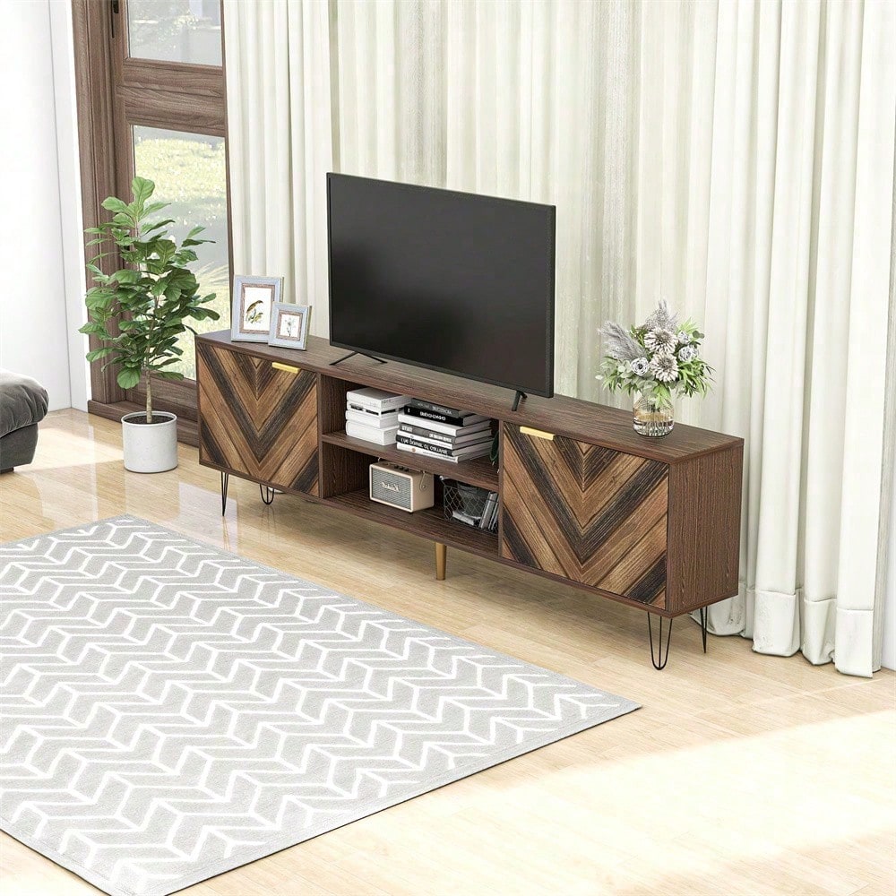 TV-Schrank mit zwei Türen, Türen aus Massivholzfurnier. TV-Schrank mit zwei Fächern, niedriges Paneel, TV-Schrank. Goldgriffe und Eisenfüße.