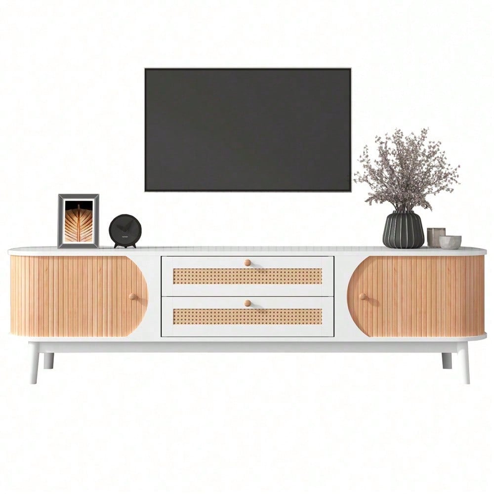 TV-Schrank-Natürlicher Holz-Blend TV-Schrank mit Türen und Schubladen. TV-Ständer mit Rattanseiten. Aufbewahrungslösung, Natürlicher Landhausstil.