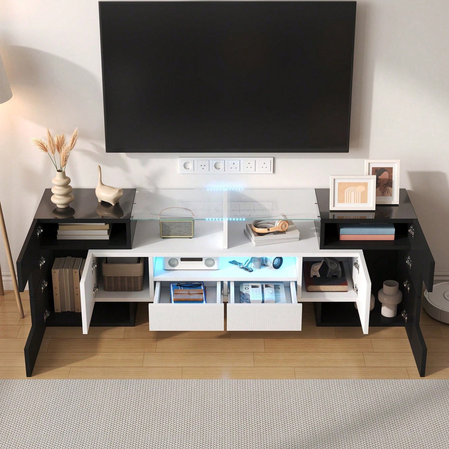 Stilvoller TV-Schrank, Lowboard. hochglänzendes Weiß, 145 cm, LED-Beleuchtung, Wohnzimmermöbel. modernes Design. elegante Glasoberfläche.