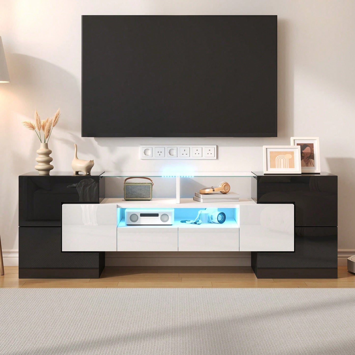 Stilvoller TV-Schrank, Lowboard. hochglänzendes Weiß, 145 cm, LED-Beleuchtung, Wohnzimmermöbel. modernes Design. elegante Glasoberfläche.