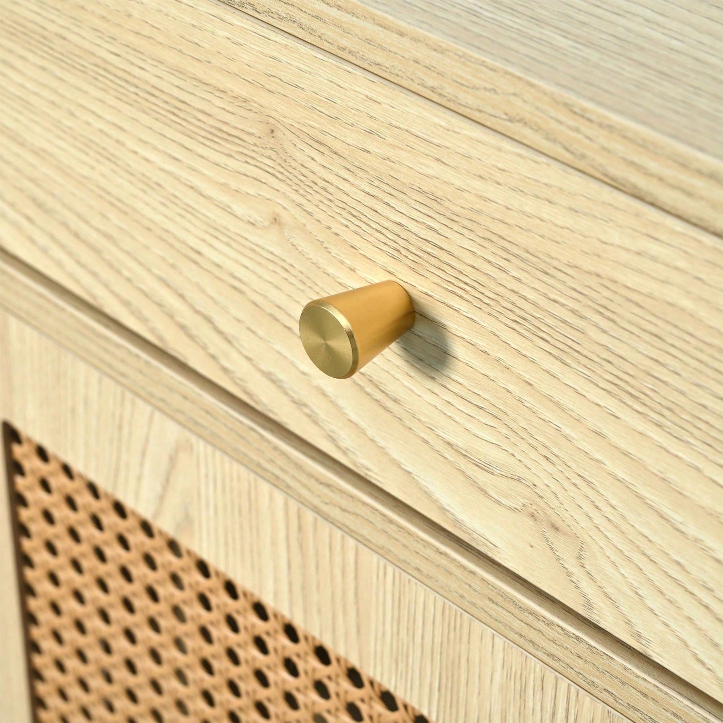 Sideboard, Kommode mit 3 Schubladen und 3 Schiebetüren, Rattangeflecht auf den Türfronten, Beine aus massivem Holz, Golden Metall Bügelgriff,verstellbare Ablagen,Eiche,120x 40x78cm