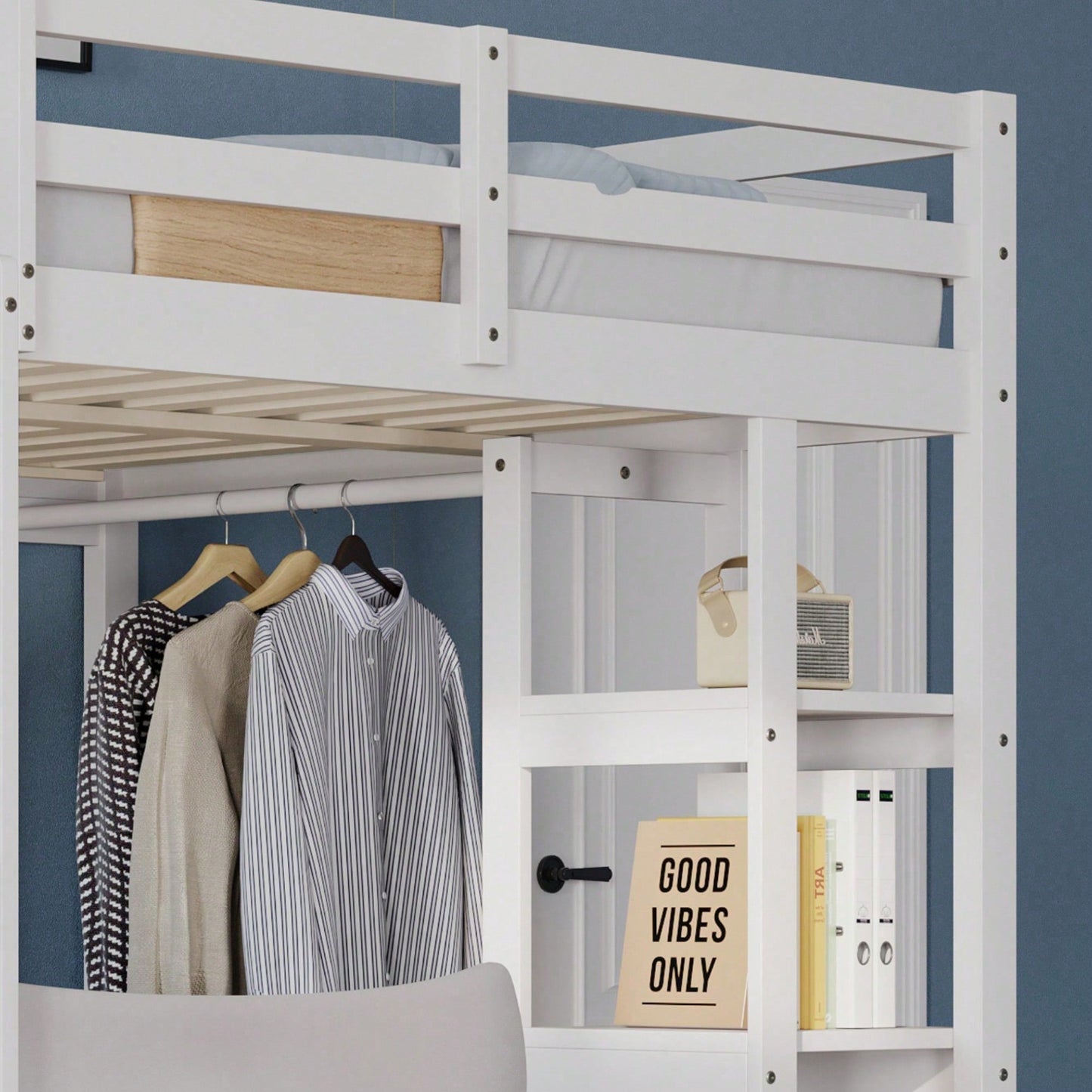 Massivholz-Hochbett 140x200 cm mit Schreibtisch & Regalen – Kinder-/Jugendbett in Weiß (inkl. Leiter, Ablageflächen & Aufhängungen) – Stilvolles Doppelbett mit Laminat-Oberflächen