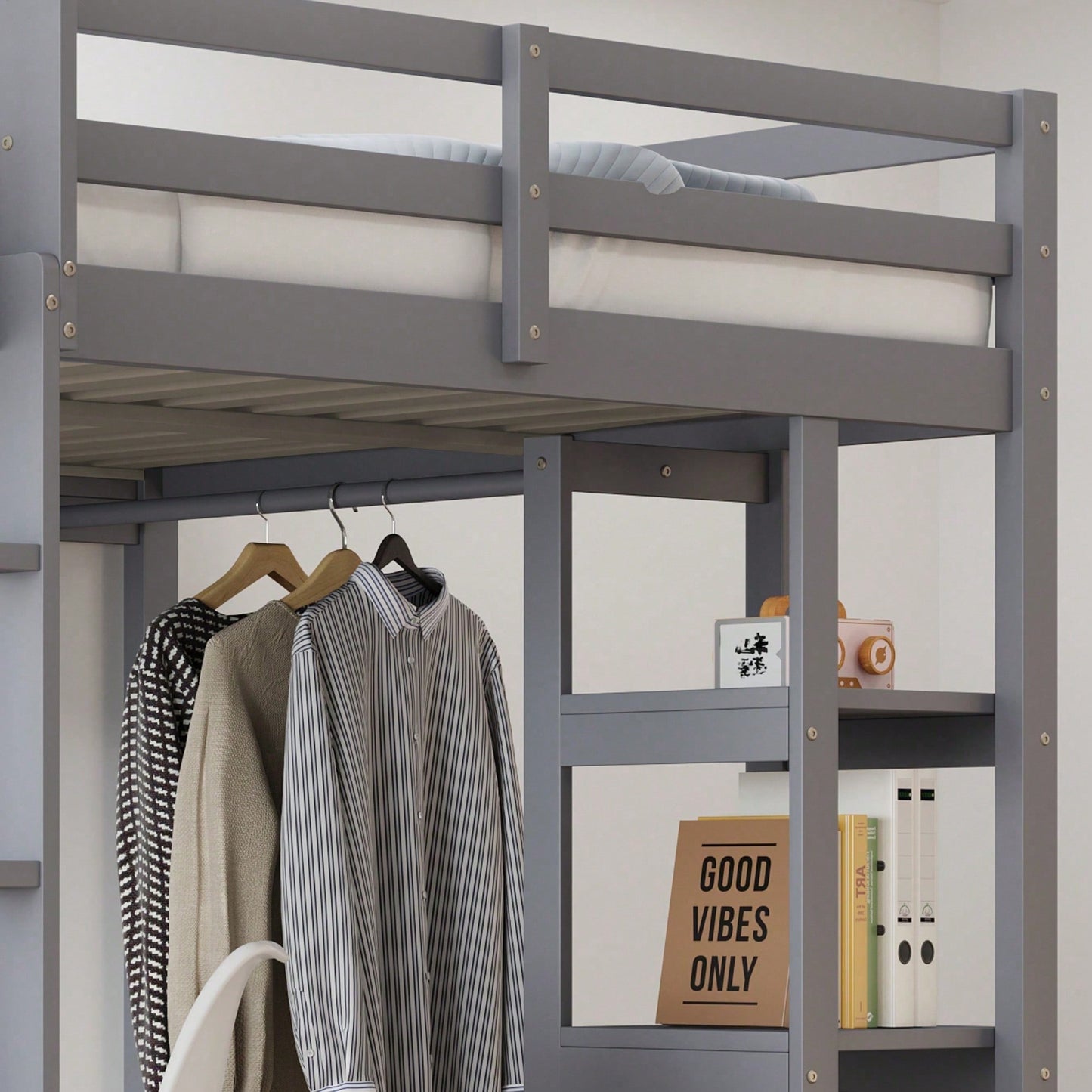 Massivholz-Hochbett 140x200 cm mit Schreibtisch & Regalen – Kinder-/Jugendbett in Weiß (inkl. Leiter, Ablageflächen & Aufhängungen) – Stilvolles Doppelbett mit Laminat-Oberflächen