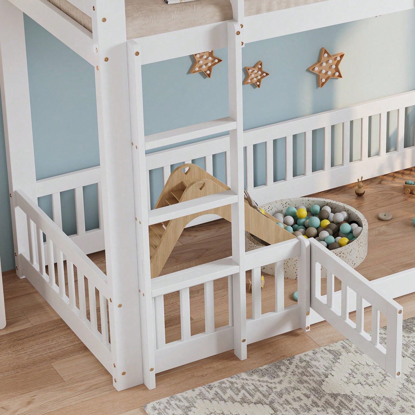 Etagenbett aus Kiefernholz & LVL 90x200 cm - Hochbett mit sicherer rechtwinkliger Treppe, Geländer und Tür - Weißes Kinderbett mit Absturzsicherung & nutzbarem Freiraum unter dem Bett