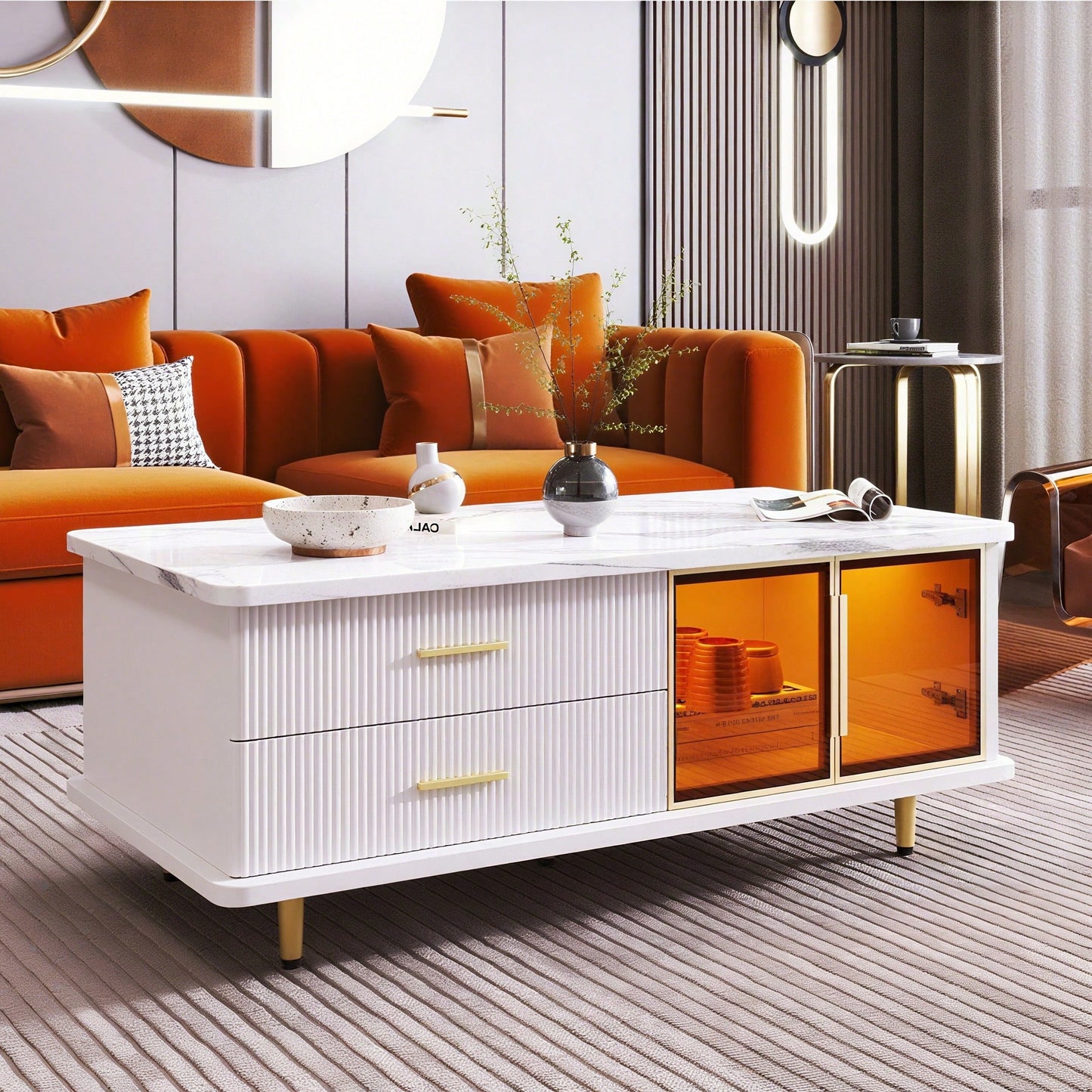 Couchtisch, Beistelltisch mit Tür aus gehärtetem Glas, Schubladen mit Wellenstruktur, goldenen Griffen und Beinen, Tischplatte mit Marmorstruktur.