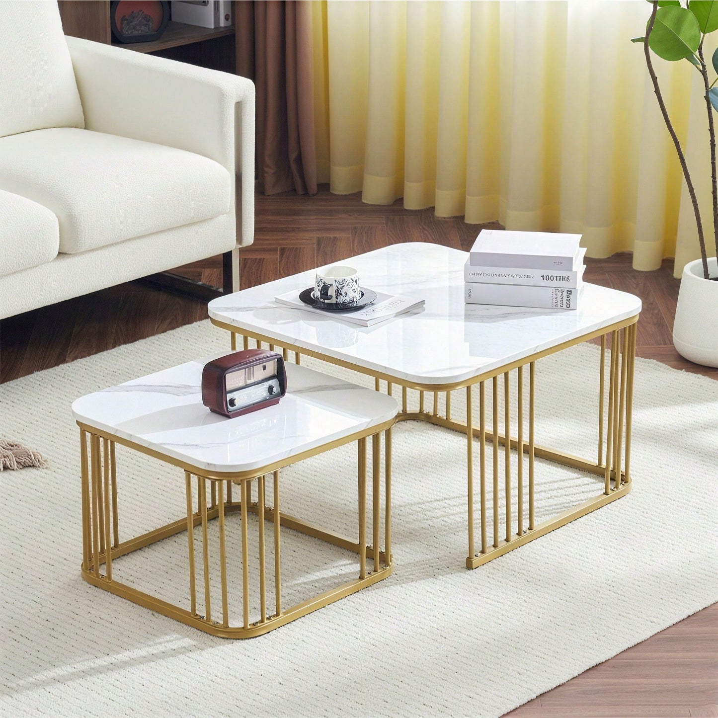 2er Set quadratische Hochglanz-Marmoroptik-Couchtische, ineinander schiebbare Tische mit goldenen Beinen, 70x70x45cm und 50x50x36,5cm, vielseitig einsetzbar
