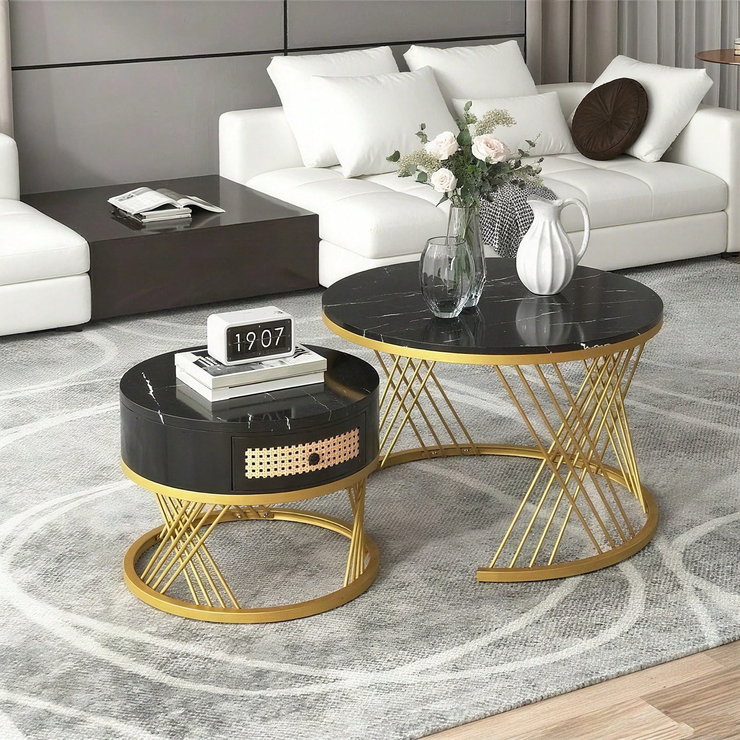 2 in 1 Runder Couchtisch aus MDF, Beistelltisch mit Tischplatte aus Marmor und Schubladen aus Kunststoff-Rattan, Griffe aus Massivholz. goldene Eisenfüße. 70*70*45,5+50*50*38,5cm