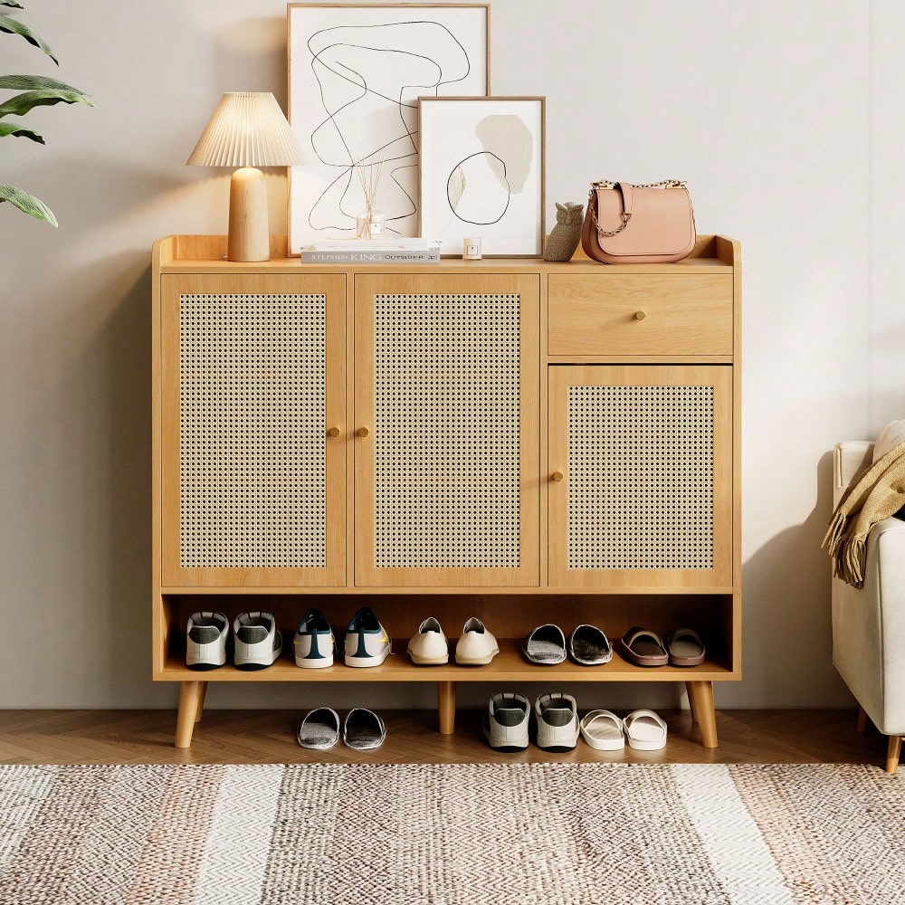 Schuhschrank aus natürlichem Rattan, Schuhkommode Schuhregal mit 3 Türen und1 Schubladen und 5 Regalböden, für den Flur. Metallgriff und Massivholzbeinen. Maße: B120/H106/T35 cm