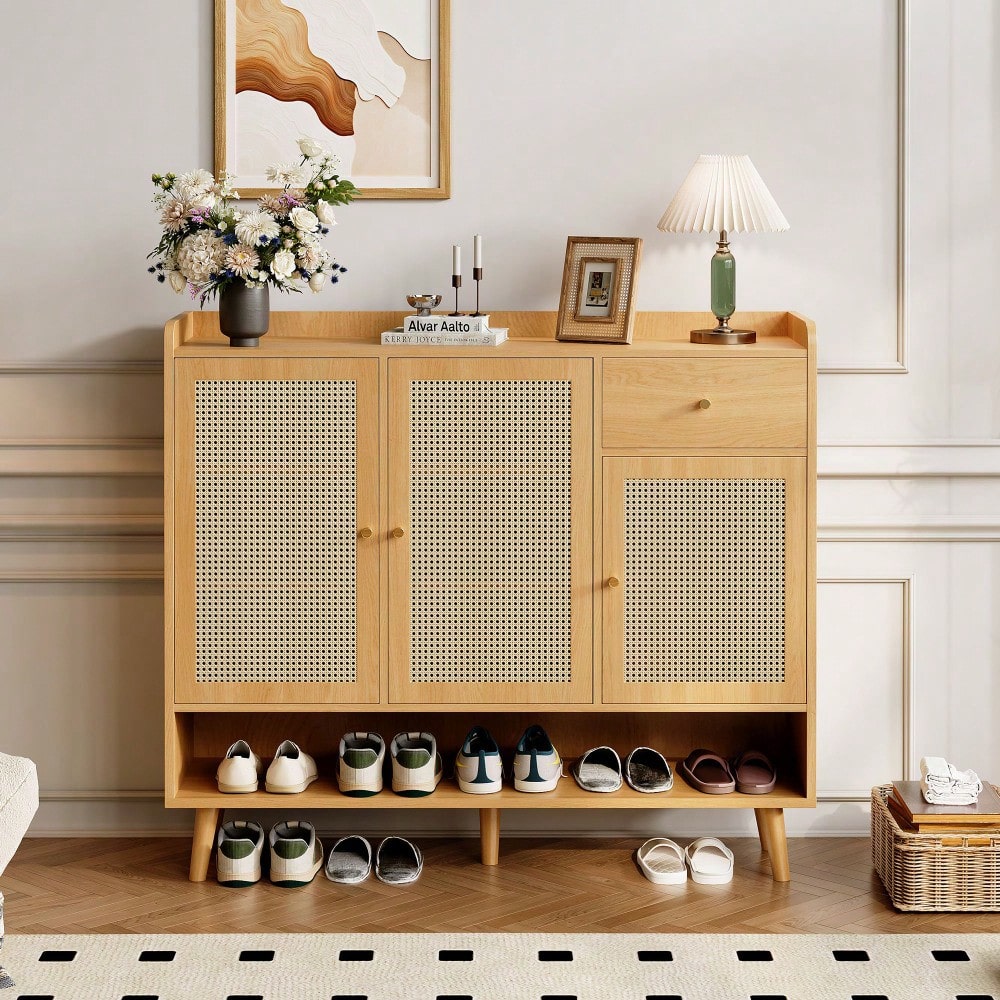 Schuhschrank aus natürlichem Rattan, Schuhkommode Schuhregal mit 3 Türen und1 Schubladen und 5 Regalböden, für den Flur. Metallgriff und Massivholzbeinen. Maße: B120/H106/T35 cm