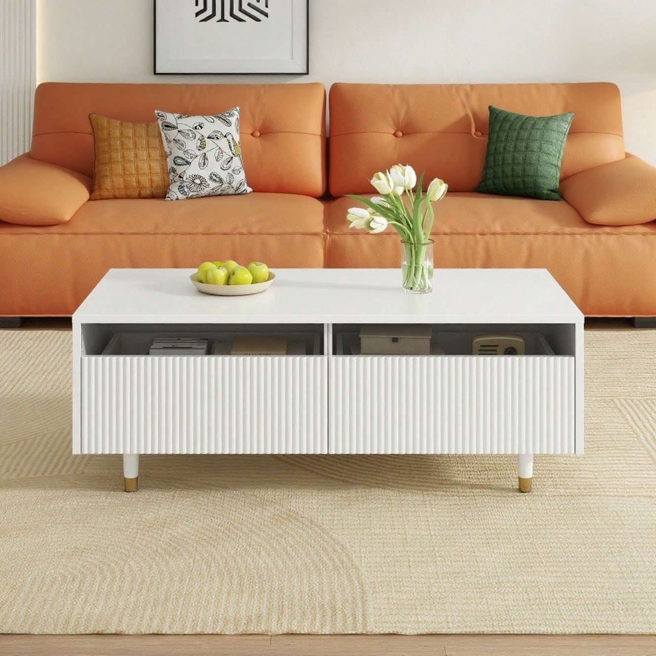 Dieser moderne LED-Couchtisch verfügt über eine gewellte Schubladenplatte, gold-weiße Beine, zwei Schubladen und einen farbwechselnden LED-Lichtstreifen. Ein passender TV-Schrank ist ebenfalls erhältl
