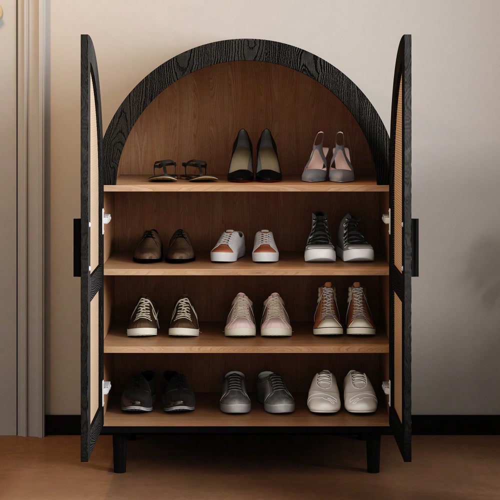 Elegantes Sideboard/Schuhschrank mit abgerundeter Außenseite, durchbrochenen Rattantüren und drei Regalen.
