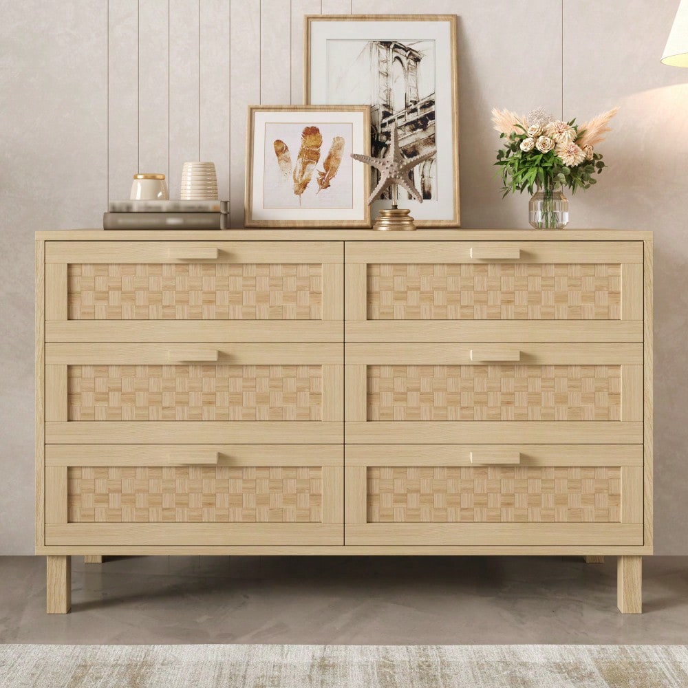 Elegantes Sideboard und Kommode aus Naturholz mit sechs Schubladen, Schlafzimmerschrank mit viel Stauraum, Schubladen in Rattanoptik.