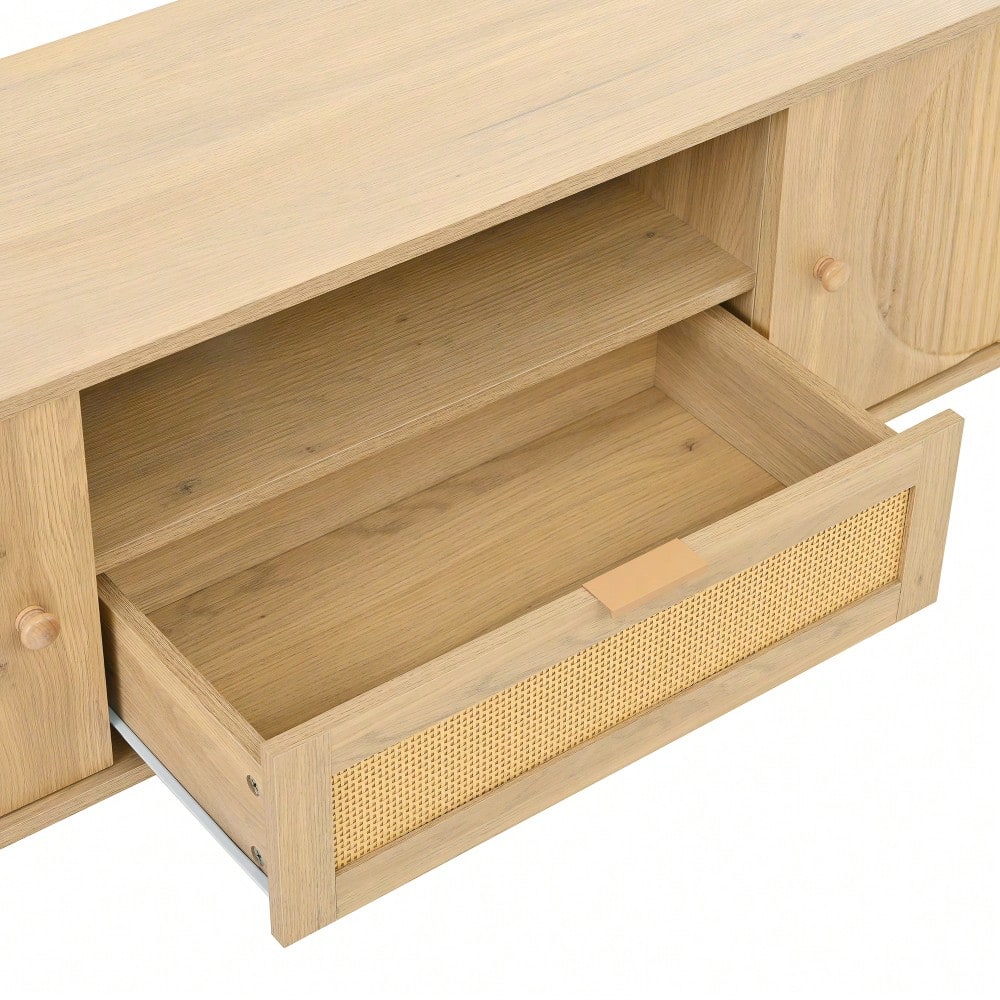 Moderner TV-Schrank mit Rattan-Schubladen mit offenen Fächern, abgerundeter Tischplatte, Metallbeinen in Holzoptik, multifunktionales Wohnzimmermöbel.
