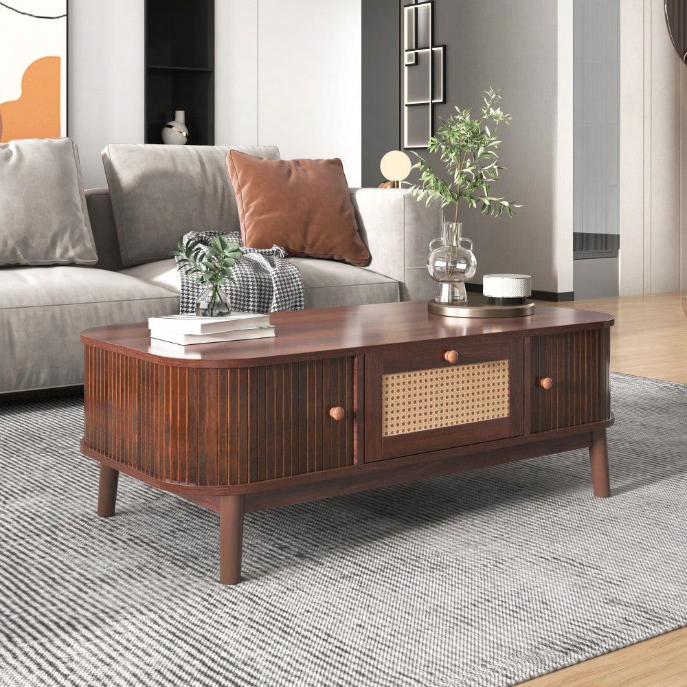 Couchtisch - Rattan-Kaffeetisch, Schubladen mit Rattan und Schiebetüren mit Massivholzlatten, Massivholzbeine, Natürlicher Landhausstil.
