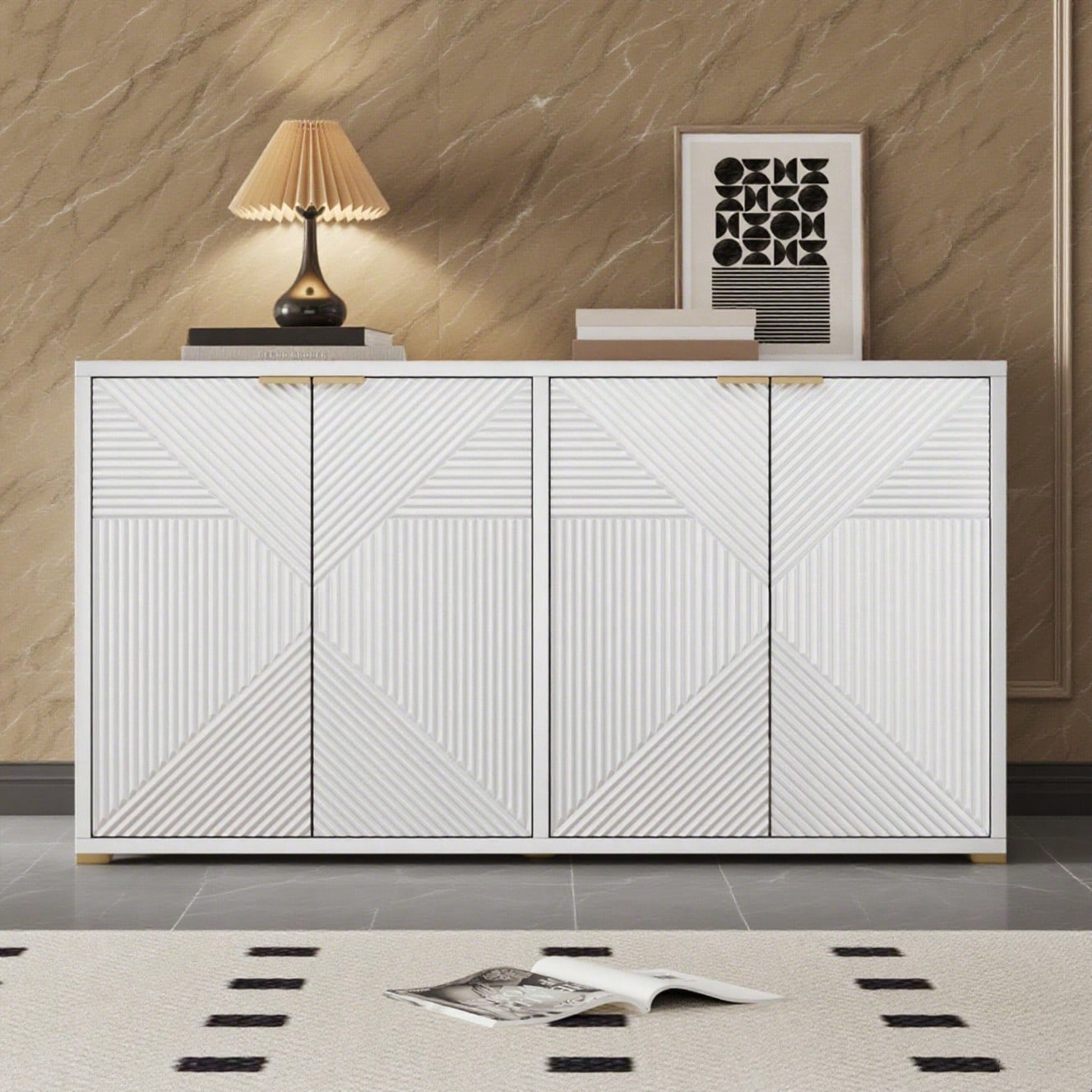 Sideboard mit vier geformten Türen, verstellbaren Innenböden, Metallgriffen und kugelförmigen Beinen