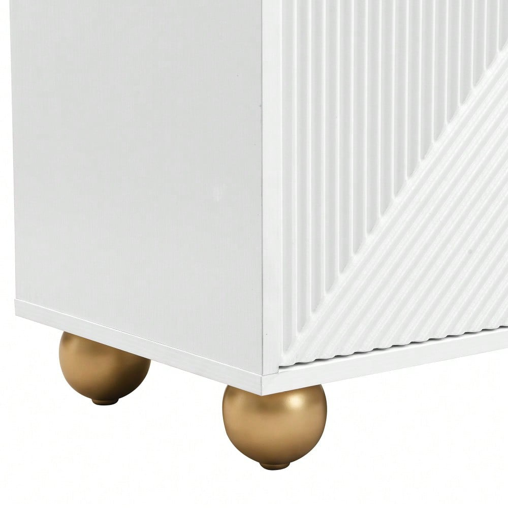 Sideboard mit vier geformten Türen, verstellbaren Innenböden, Metallgriffen und kugelförmigen Beinen