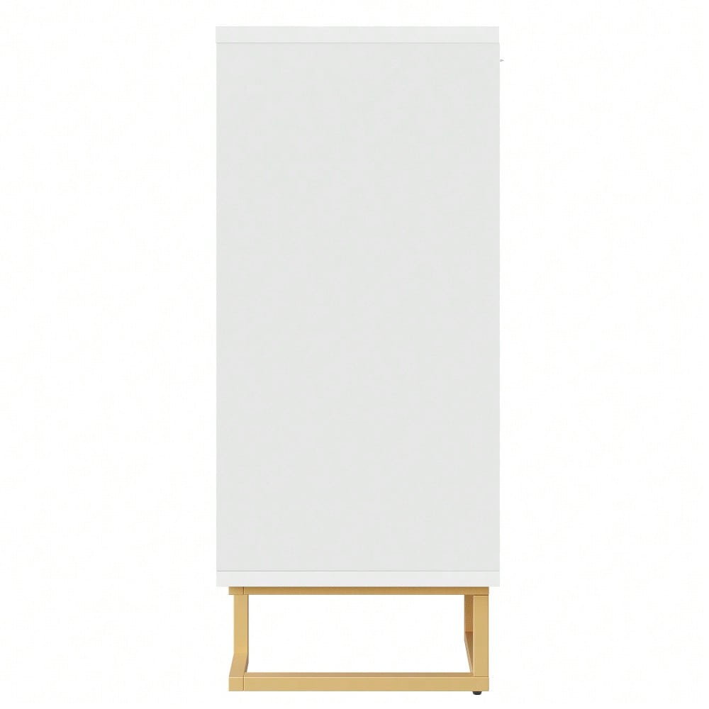 Das weiße Sideboard (152 x 40 x 75 cm) verfügt über ein einzigartiges geometrisches Design und goldene Griffe und Füße für ein elegantes Gefühl