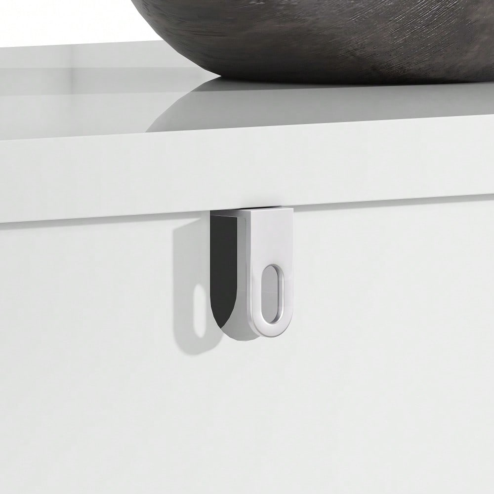 Das weiße Sideboard (152 x 40 x 75 cm) verfügt über ein einzigartiges geometrisches Design und goldene Griffe und Füße für ein elegantes Gefühl