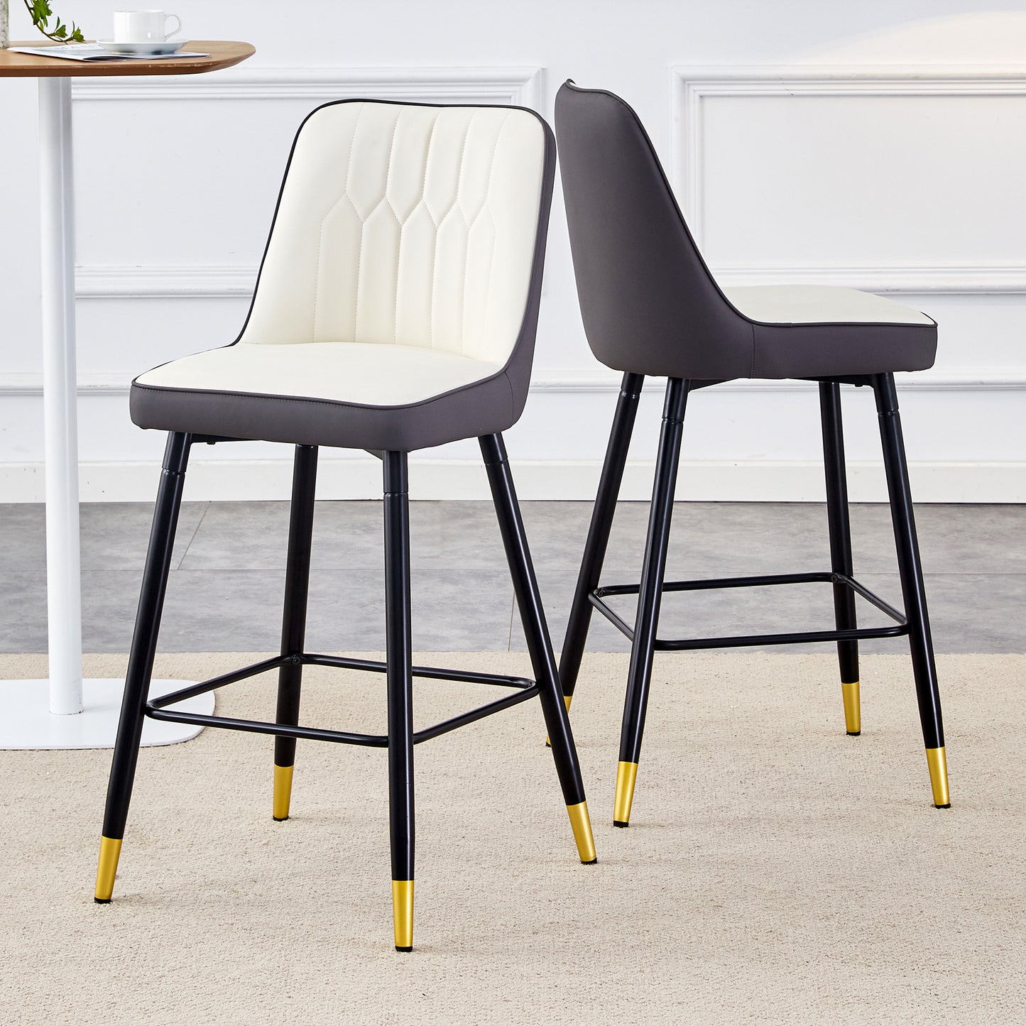 2er-Set Barhocker, 100 cm hoch, aus PU-Leder in Weiß/Dunkelgrau-Kombination mit schwarzem Metallgestell und bequemer Fußraste. In mehreren Farben erhältlich – die ideale Wahl für Ihre Hausbar.