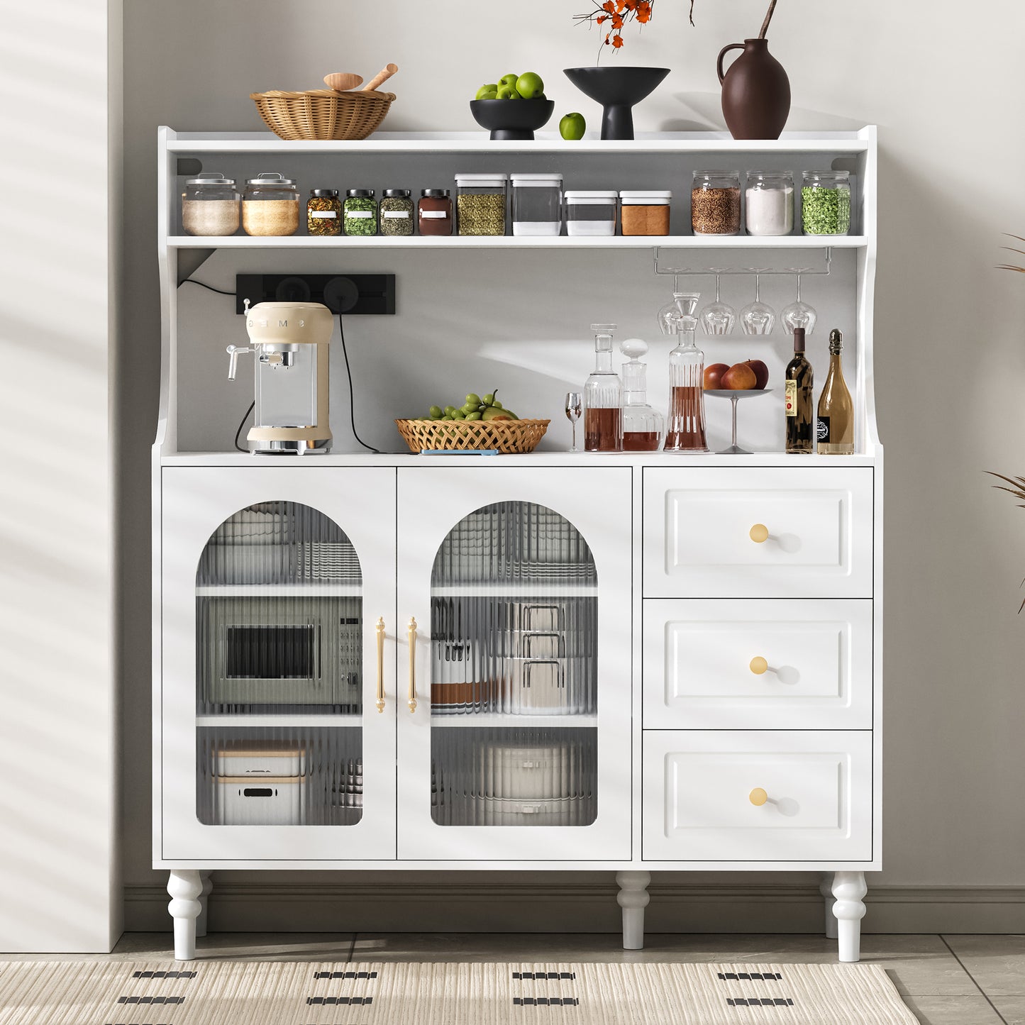 Gigab2b original image - Hochschrank mit Steckdosen und Schubladen, Barschrank mit Weinglashaltern und Stauraum, Küchen-Buffetschrank mit verstellbaren Schichtböden, Ideal für Küche und Esszimmer (Weiß)