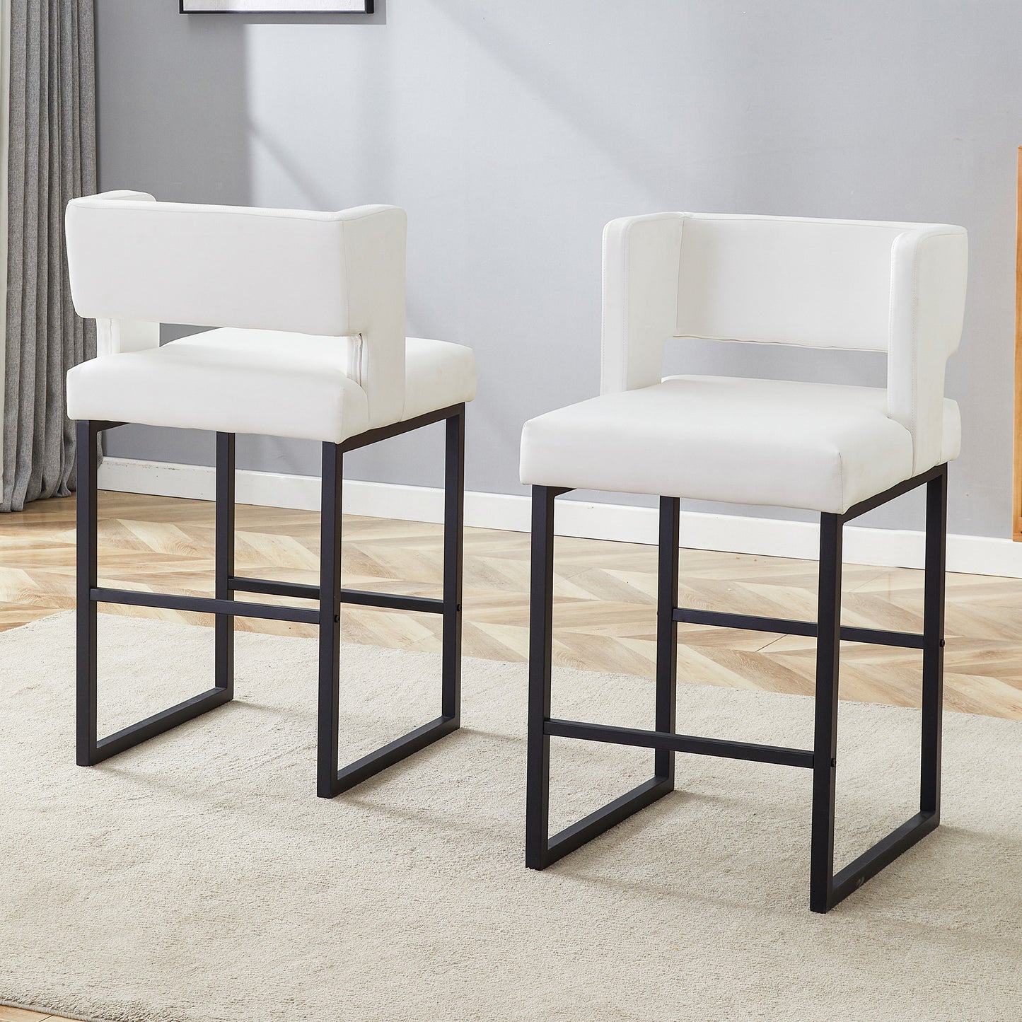 2 Sätze weißer Nordic Windbar Stuhl, mit modernem quadratischem Design, schwarzen Metallbeinen, leichtem und komfortablem Set. Um Ihren vielfältigen Produktbedarf gerecht zu werden.