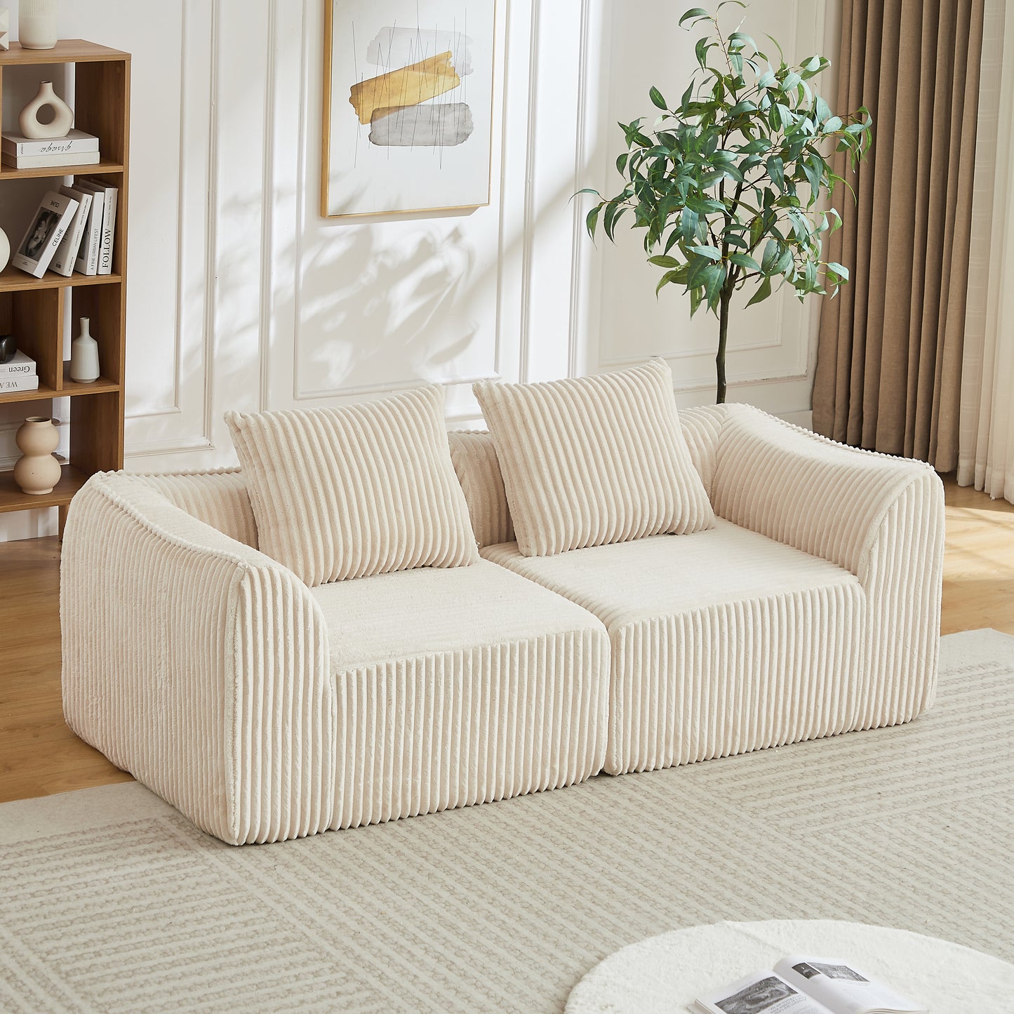 Gigab2b original image - Minimalistisches Cordsofa mit geschwungenen Linien und einer sanft abfallenden Rückenlehne, komplett mit zwei Kissen.