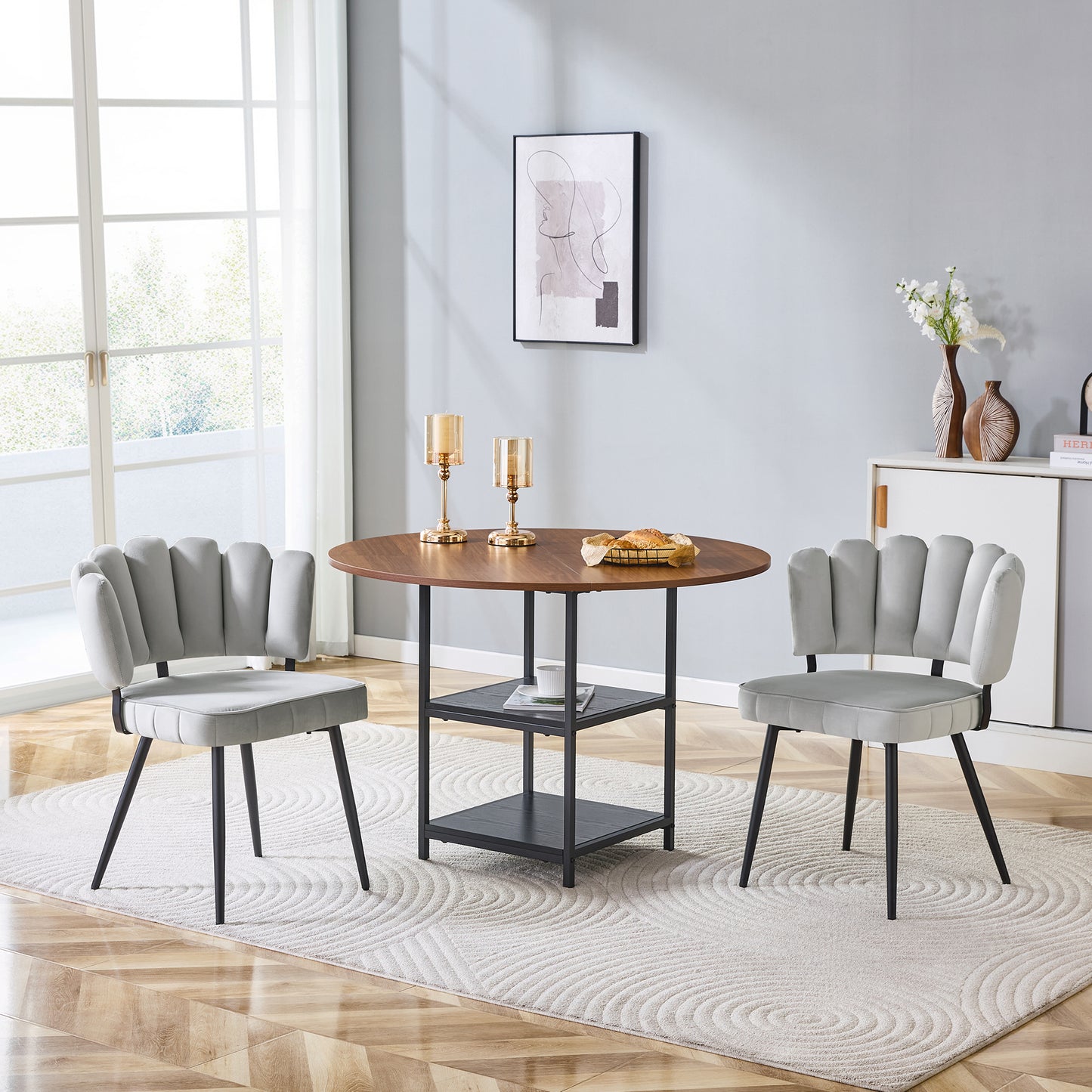 Gigab2b original image - Tisch- und Stuhlset. Runder 107 cm Esstisch in Nussbaum-Optik mit doppelter Stauraum-Ebene + 2 hellgraue Stoff-Esszimmerstühle mit blütenförmiger Rückenlehne – ideal für kleine Wohnungen.