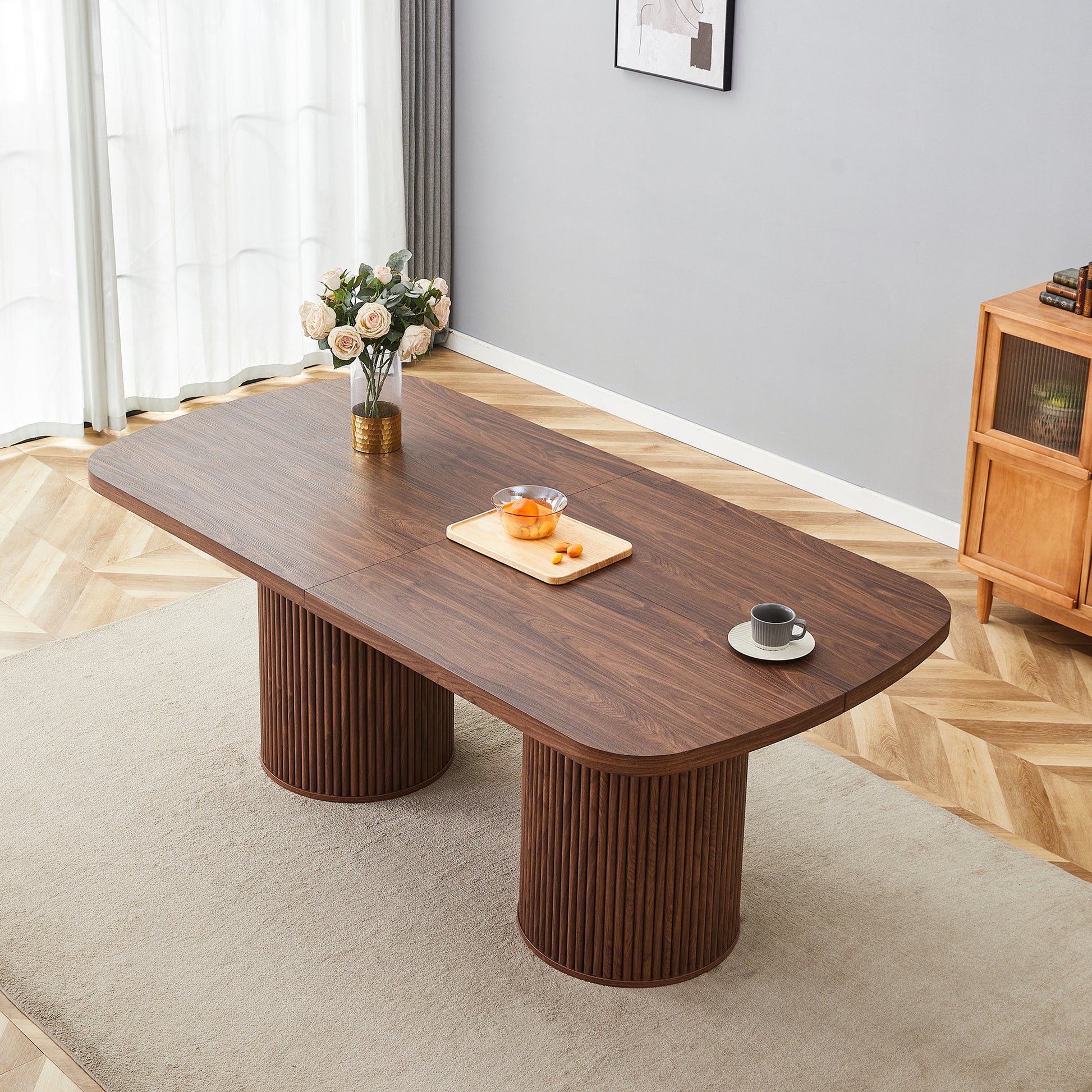 Gigab2b original image - Moderner ovaler Esstisch mit geriffeltem Säulenfuß, hochwertiger MDF-Oberfläche in Holzoptik, im Wabi-Sabi- und Mid-Century-Stil für die heimische Küche