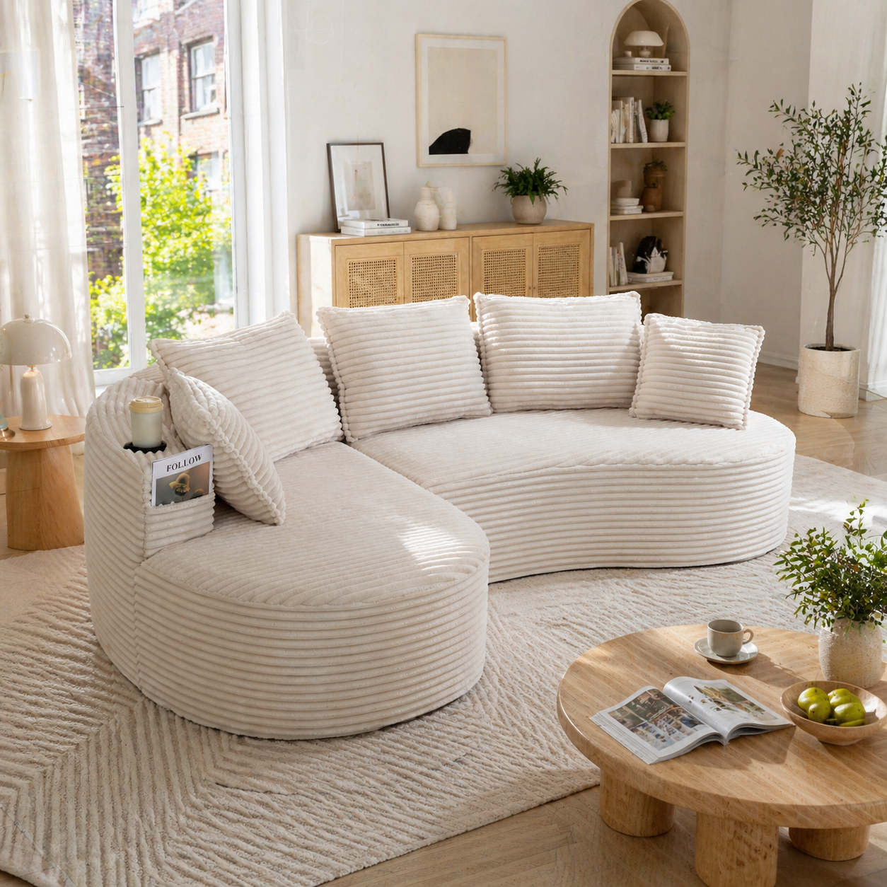 Bogesofa aus Cord – weich, atmungsaktiv, mit Becherhalter & Stautasche. Hochdichter Schaumstoff für angenehmen Sitzkomfort. Inkl. Kissen – komprimiert, sofort einsatzbereit. Für jeden Wohnbereich.