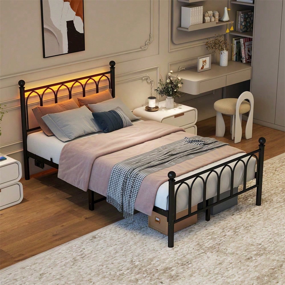 120x200cm Metall-Bettrahmen mit Vintage Kopf und Fußplatte, USB-Ladestation, LED-Bettrahmen, Heavy Duty Stahl Slat Unterstützung, Reichweite Unterbett-Speicher, Keine Box-Feder erforderlich, Weiß