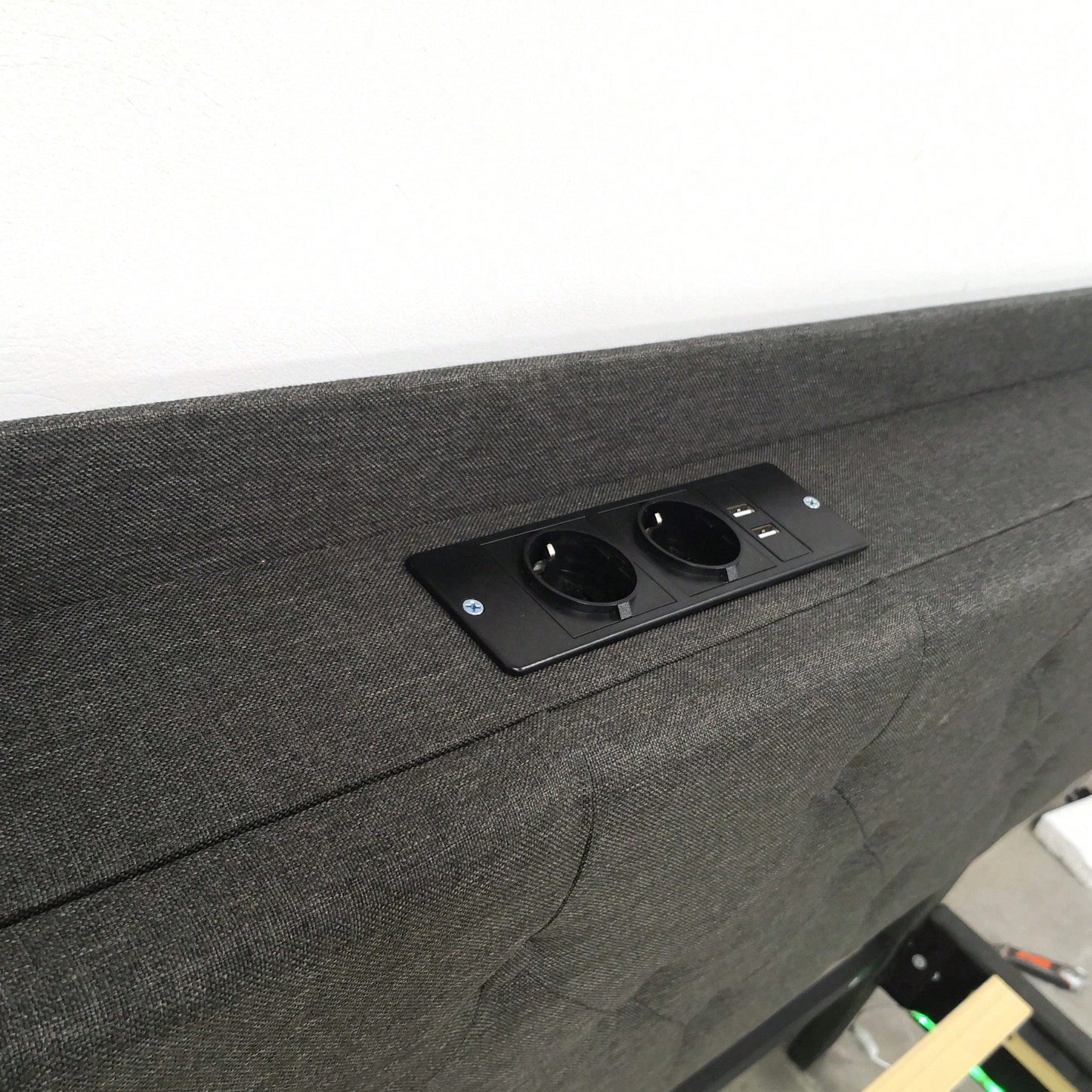 Polsterbett 140*200 cm mit USB-Ladeanschluss und LED-Farbwechsel-Lichtleiste, Doppelbett in hautfreundlichem Leinenstoff mit Lattenrost grau
