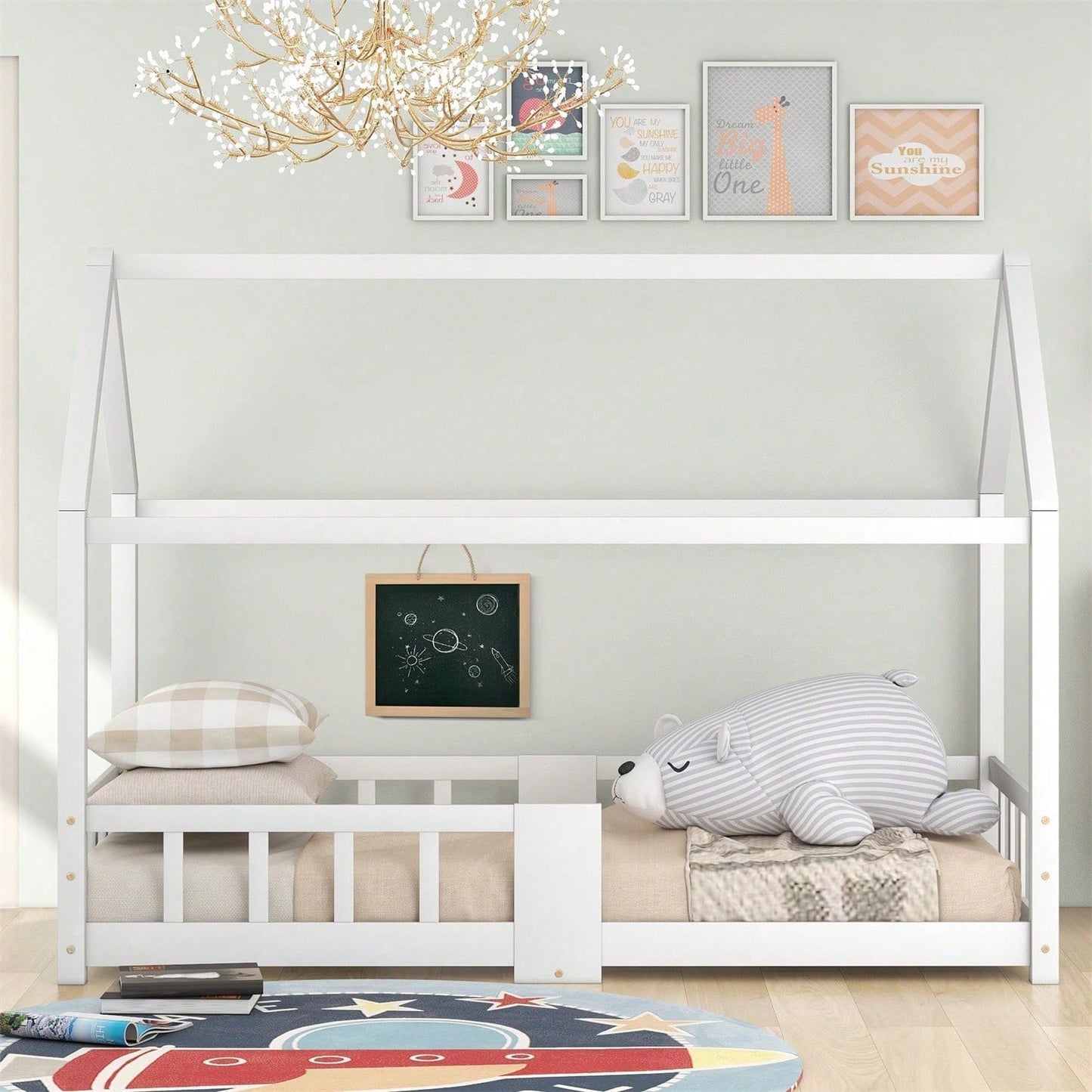 Kinderbett Hausbett 90 x 200 cmHolzbett für Kinderzimmer inkl.Tafel Lattenrosten Rausfallschutz, aus Kiefernholz Grau (ohne Matratze)  Item Code: WF197916AAG First Arrival Date: 2022-05-20 Return Rate: Moderate