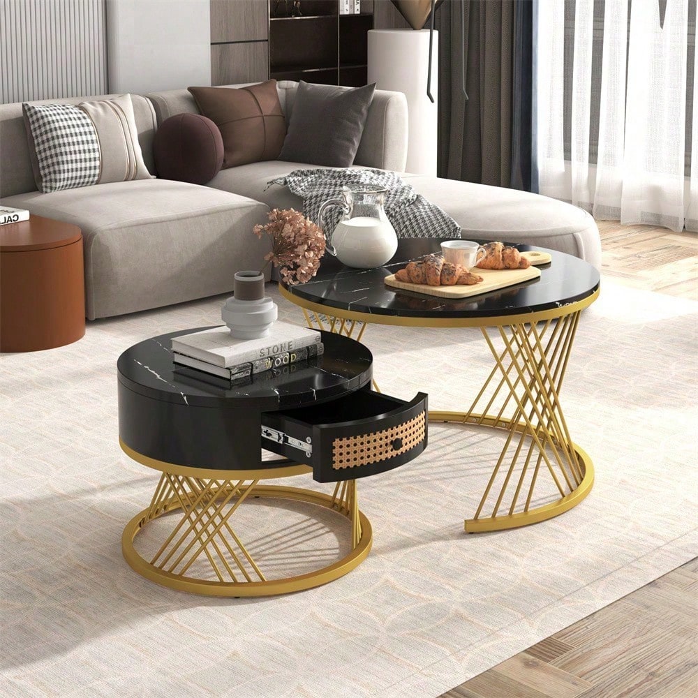 2 in 1 Runder Couchtisch aus MDF, Beistelltisch mit Tischplatte aus Marmor und Schubladen aus Kunststoff-Rattan, Griffe aus Massivholz. goldene Eisenfüße. 70*70*45,5+50*50*38,5cm