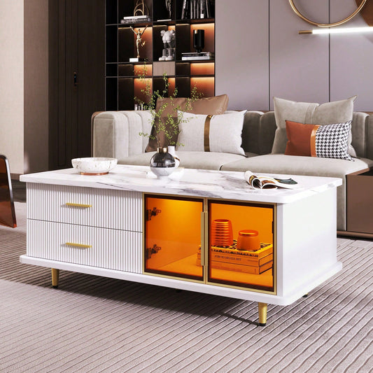 Couchtisch, Beistelltisch mit Tür aus gehärtetem Glas, Schubladen mit Wellenstruktur, goldenen Griffen und Beinen, Tischplatte mit Marmorstruktur.