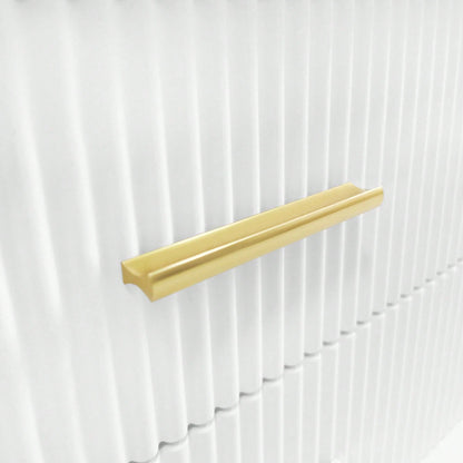 Couchtisch, Beistelltisch mit Tür aus gehärtetem Glas, Schubladen mit Wellenstruktur, goldenen Griffen und Beinen, Tischplatte mit Marmorstruktur.