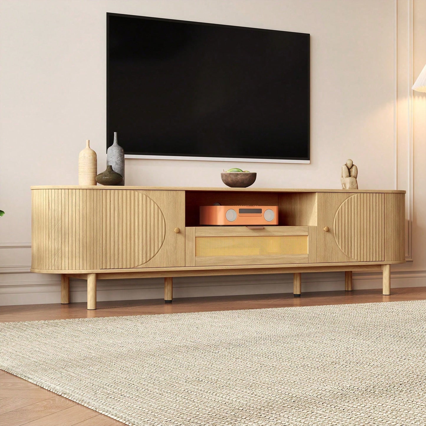 Moderner TV-Schrank mit Rattan-Schubladen & offenen Fächern – Abgerundete Tischplatte auf Metallbeinen (Holzoptik) – Multifunktionales Wohnzimmermöbel