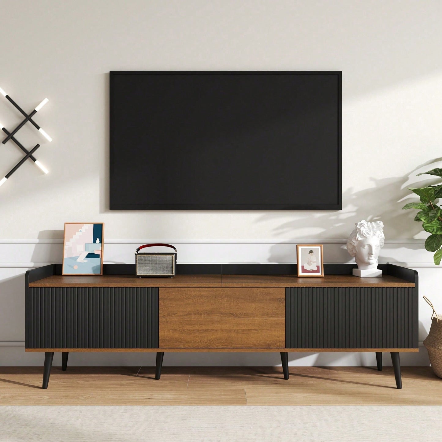 TV-Schrank 160*39*49,5 cm - Dreitüriger Unterschrank in Schwarz/Holzoptik - Kompaktes TV-Möbel mit natürlichem Finish - Stilvolles Lowboard für Wohnzimmer