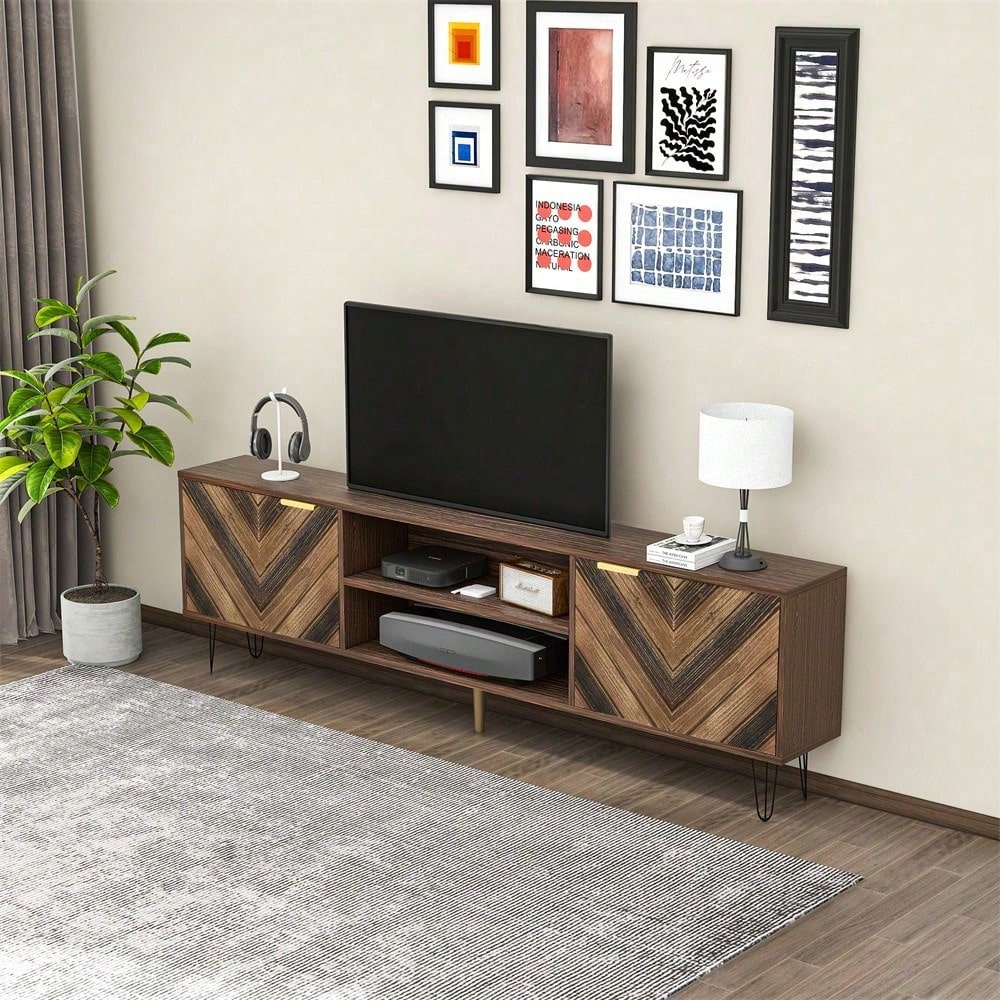 TV-Schrank mit zwei Türen, Türen aus Massivholzfurnier. TV-Schrank mit zwei Fächern, niedriges Paneel, TV-Schrank. Goldgriffe und Eisenfüße.