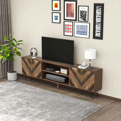 TV-Schrank mit zwei Türen, Türen aus Massivholzfurnier. TV-Schrank mit zwei Fächern, niedriges Paneel, TV-Schrank. Goldgriffe und Eisenfüße.