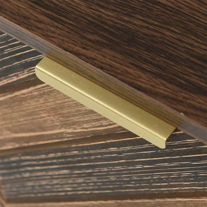 TV-Schrank mit zwei Türen, Türen aus Massivholzfurnier. TV-Schrank mit zwei Fächern, niedriges Paneel, TV-Schrank. Goldgriffe und Eisenfüße.