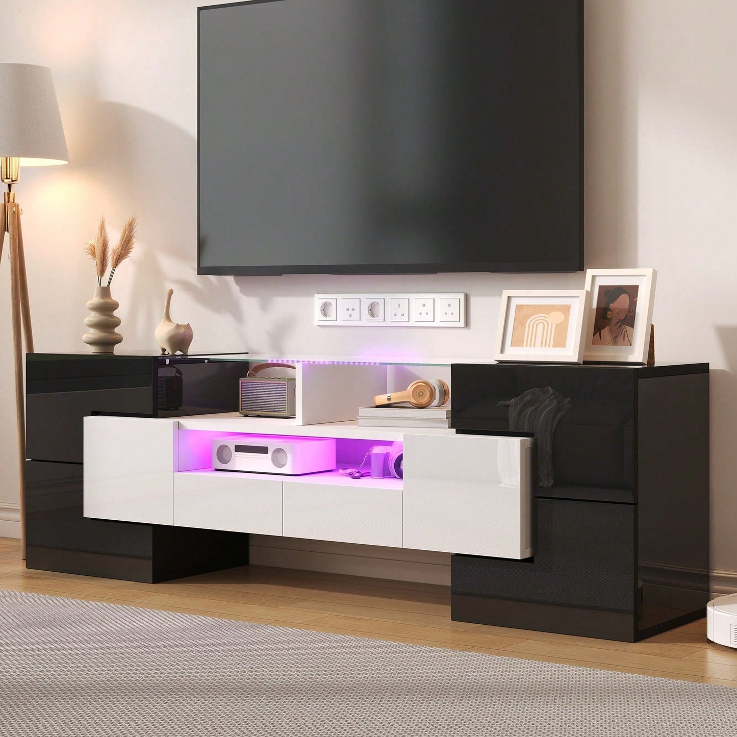 Stilvoller TV-Schrank, Lowboard. hochglänzendes Weiß, 145 cm, LED-Beleuchtung, Wohnzimmermöbel. modernes Design. elegante Glasoberfläche.