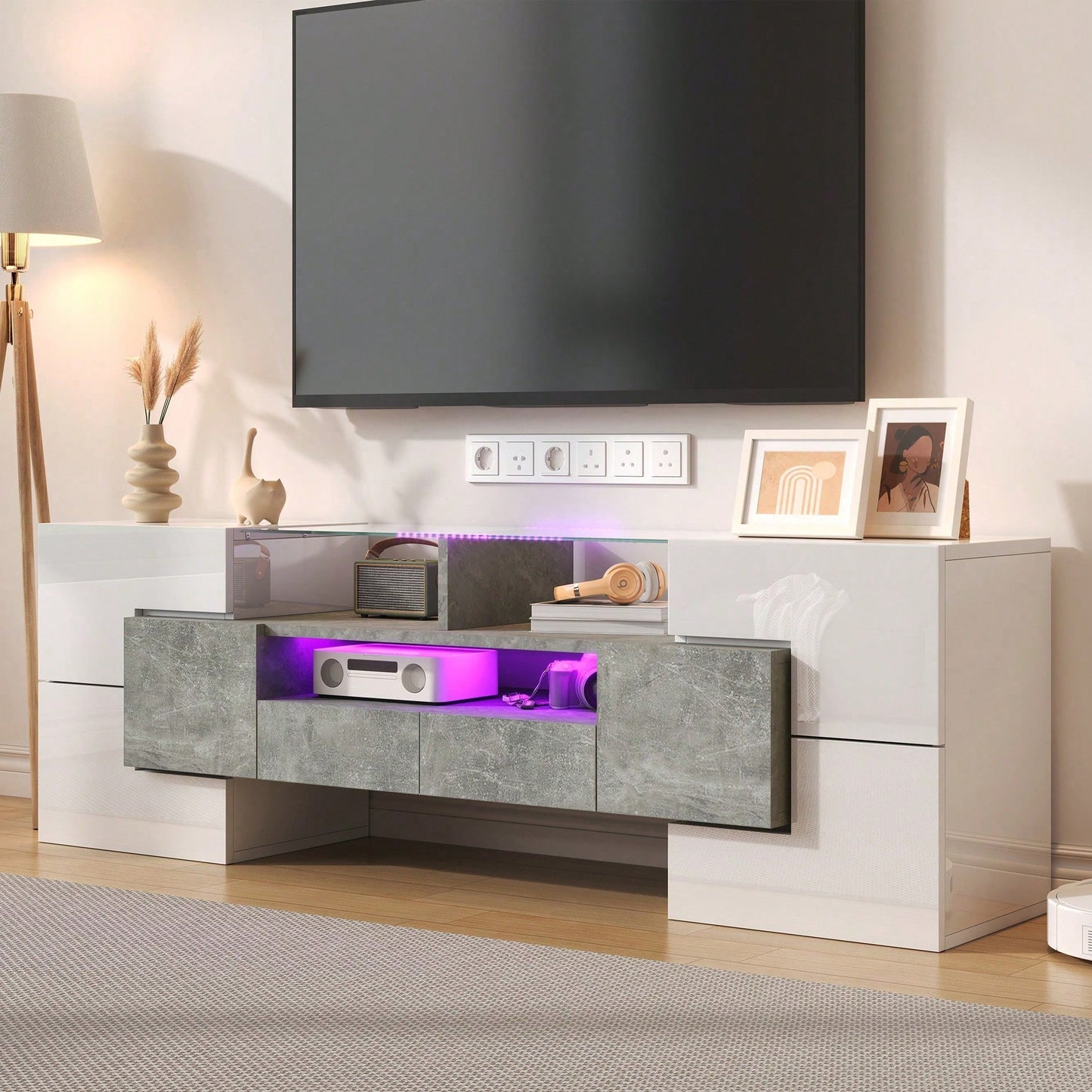 Stilvoller TV-Schrank, Lowboard. hochglänzendes Weiß, 145 cm, LED-Beleuchtung, Wohnzimmermöbel. modernes Design. elegante Glasoberfläche.