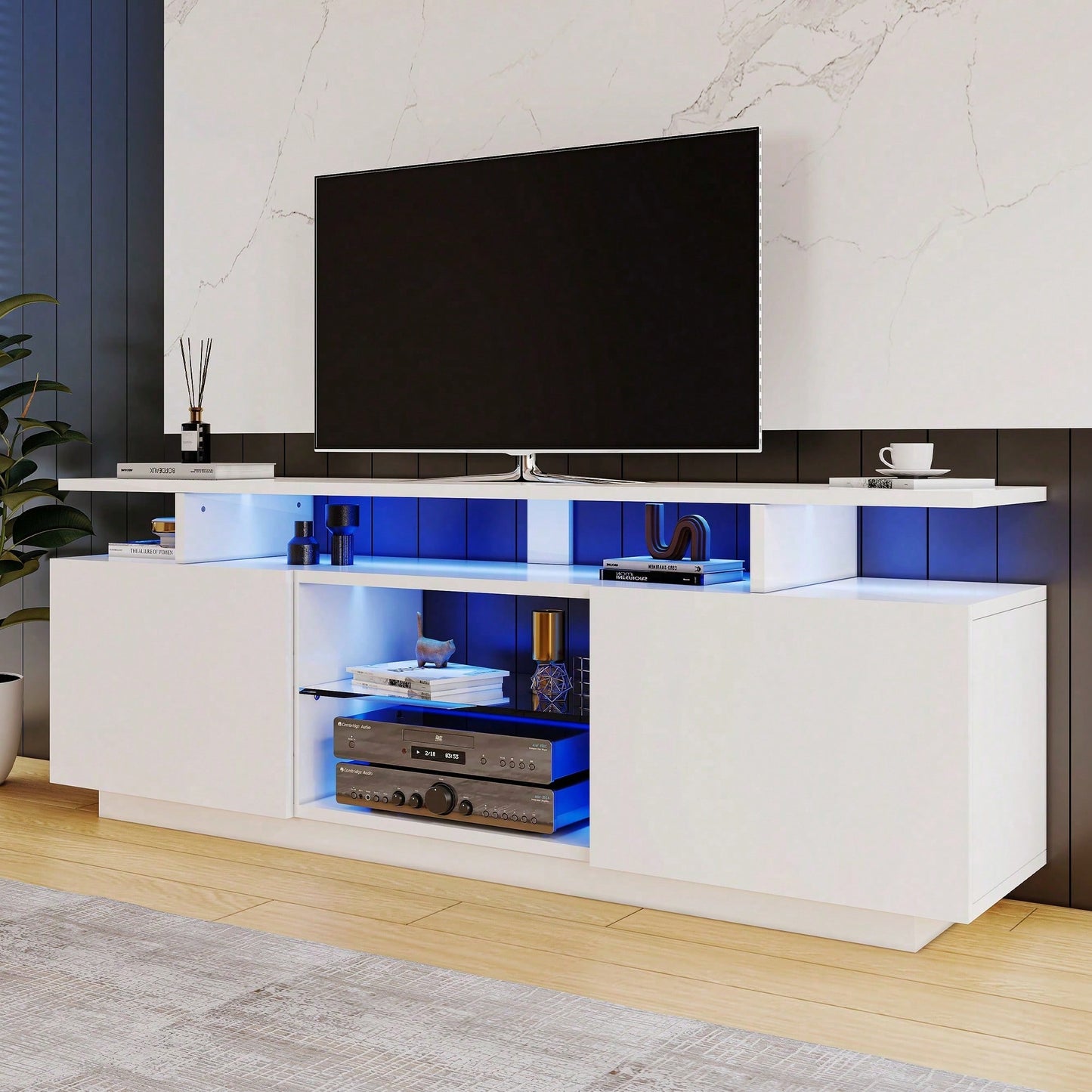 Moderner weißer TV-Schrank mit 16-farbiger LED-Beleuchtung, 1,4 m lang - Stilvoller Aufbewahrungsschrank für 60-Zoll-TV, 16-farbige Lichtleiste, hochglänzende Türblätter mit Glasfächern