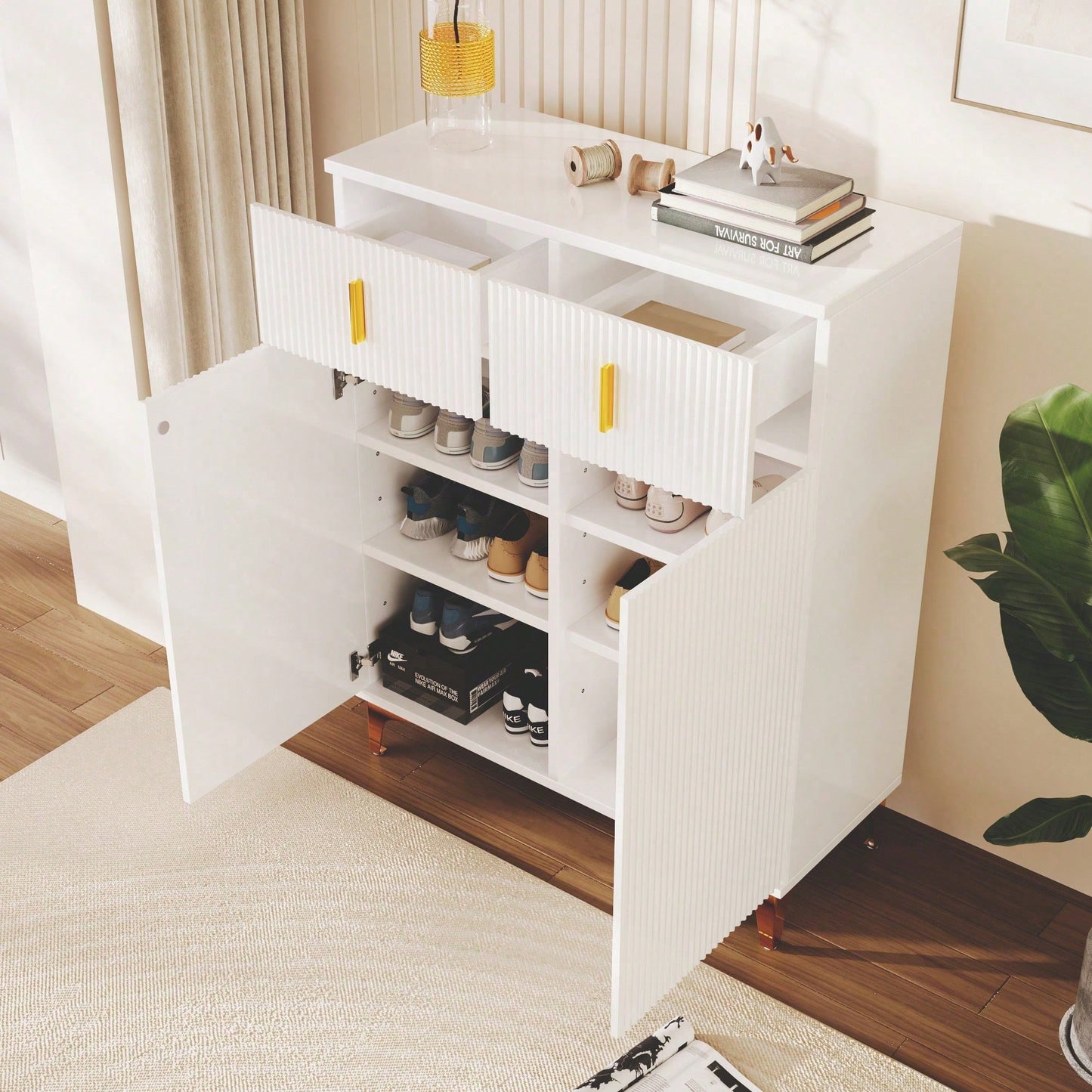 Eleganter Sideboard/Schuhschrank mit Strukturpaneelen, verstellbaren Einlegeböden und vergoldeten Verzierungen, mit Schubladen