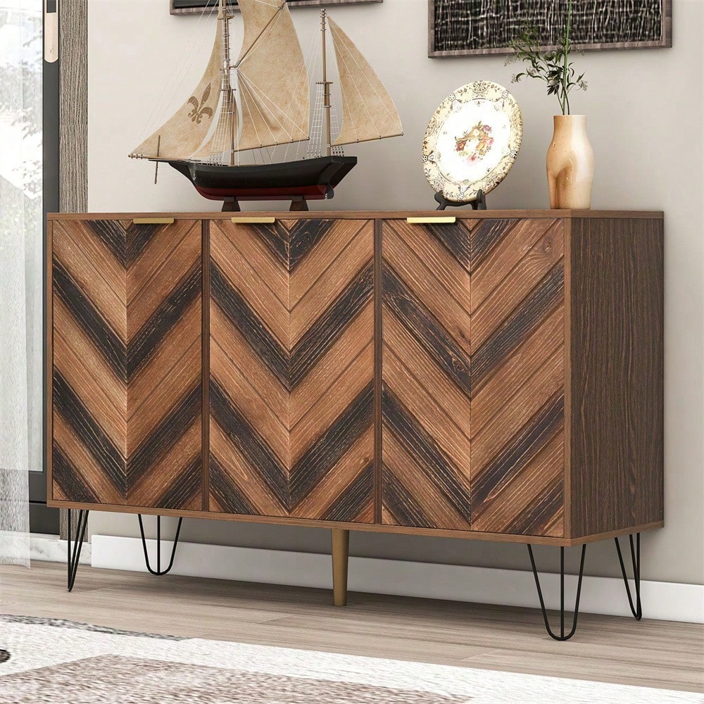 Sideboard, Exklusives Sideboard mit drei Türen, mit stilvollen Details und großzügigem Stauraum. Tür aus Massivholzfurnier, konkave und konvexe Haptik. Enthält Laminate. Kleiner Schrank mit goldenen G