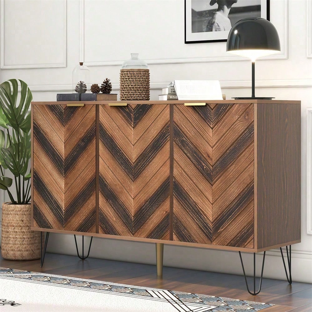Sideboard, Exklusives Sideboard mit drei Türen, mit stilvollen Details und großzügigem Stauraum. Tür aus Massivholzfurnier, konkave und konvexe Haptik. Enthält Laminate. Kleiner Schrank mit goldenen G