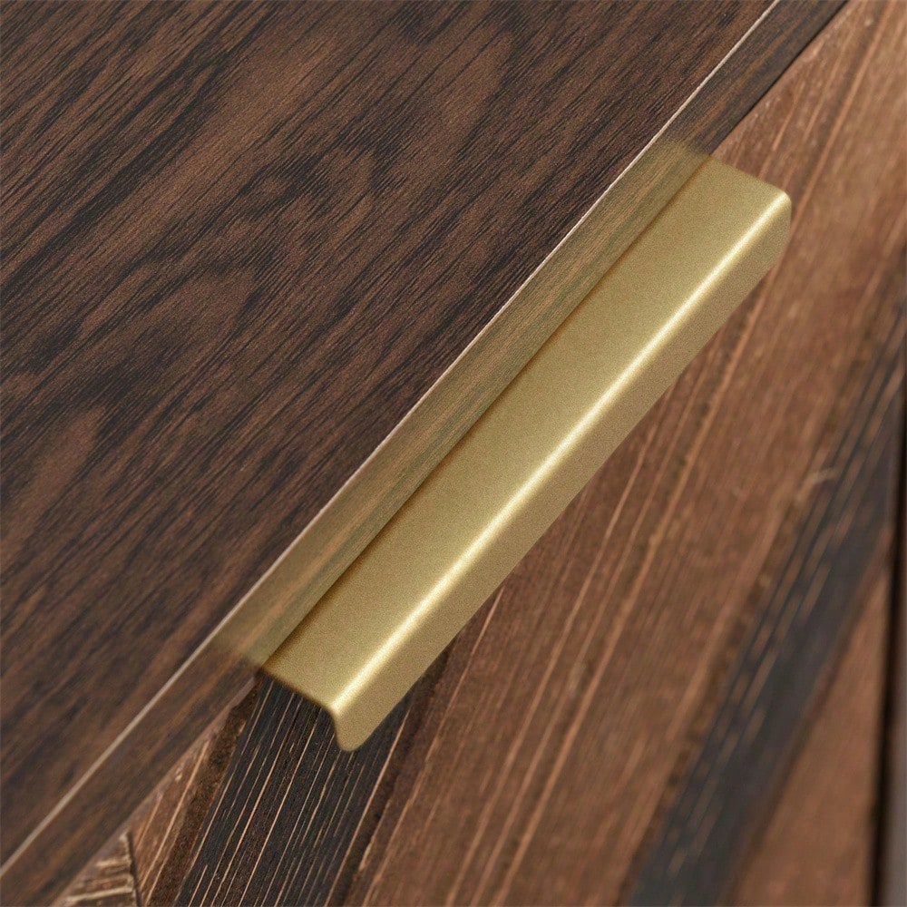 Sideboard, Exklusives Sideboard mit drei Türen, mit stilvollen Details und großzügigem Stauraum. Tür aus Massivholzfurnier, konkave und konvexe Haptik. Enthält Laminate. Kleiner Schrank mit goldenen G